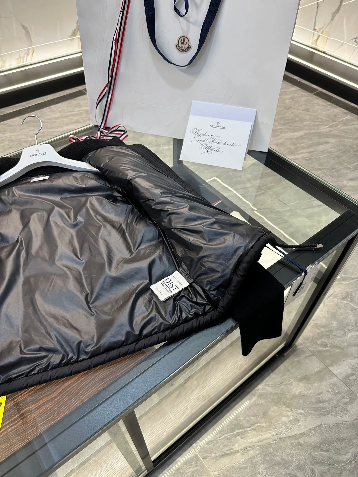 P600 Moncler women's padded wool zipper cardigan. More details shot. L258031