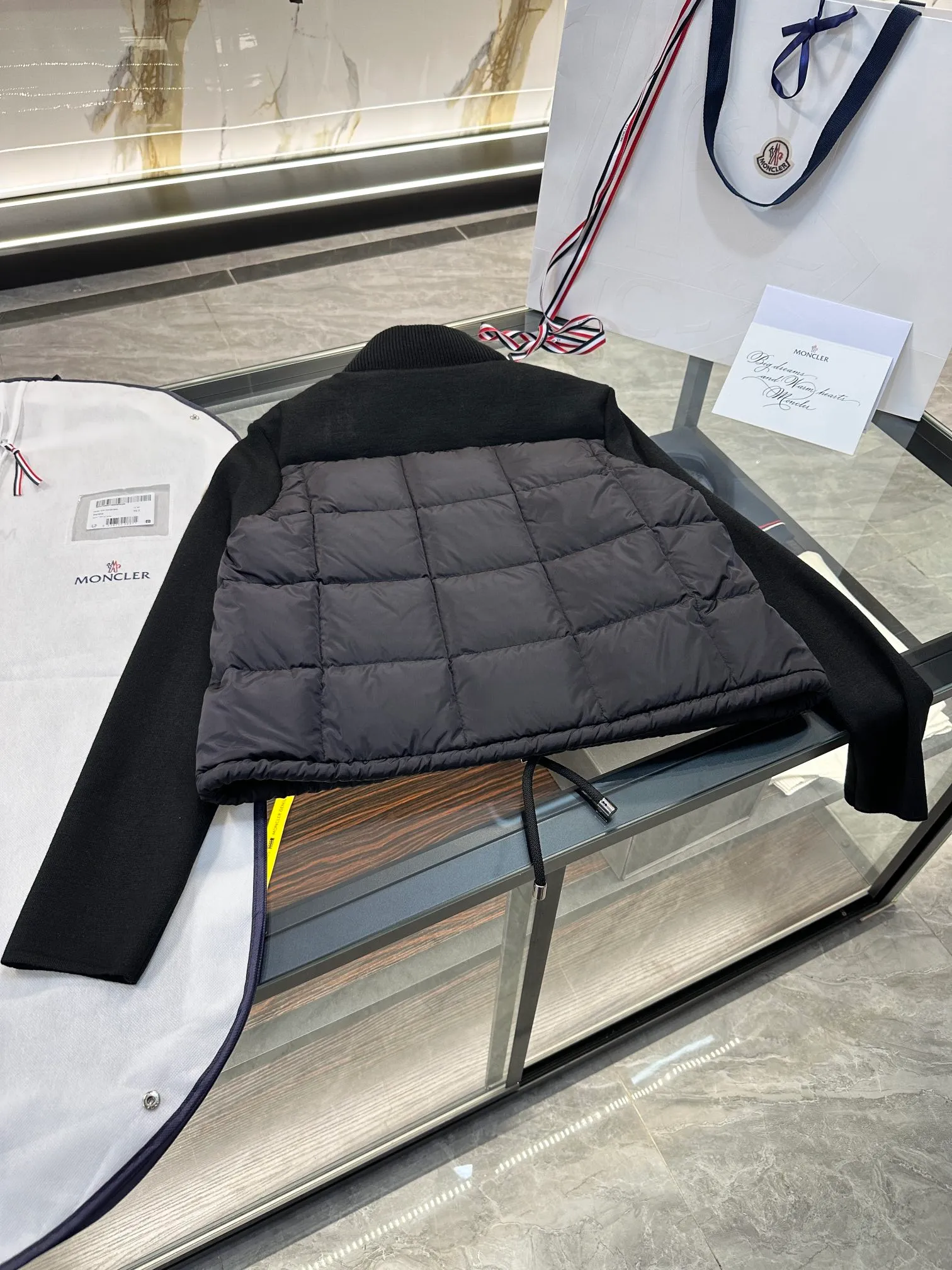 P600 Moncler women's padded wool zipper cardigan. More details shot. L258031