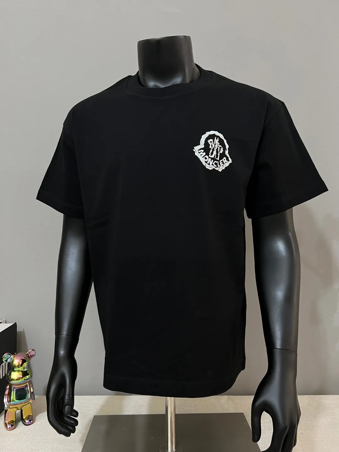 P150 new mask MONCLER, short-sleeved with official printing, details match the official version, logo size is strictly controlled, size standard, details synchronized with the official/white and black label / Black apricot beige logo; Made of 240g double yarn 100% cotton fabric, imported woven thread, collar bone is not easy to deform, factory high temperature washing process, the fabric is soft and breathable, does not shrink, NCF washed mark recognition, details are in place and the upper body is good-looking, European size version, loose and suitable, color: black, white, size XS-L