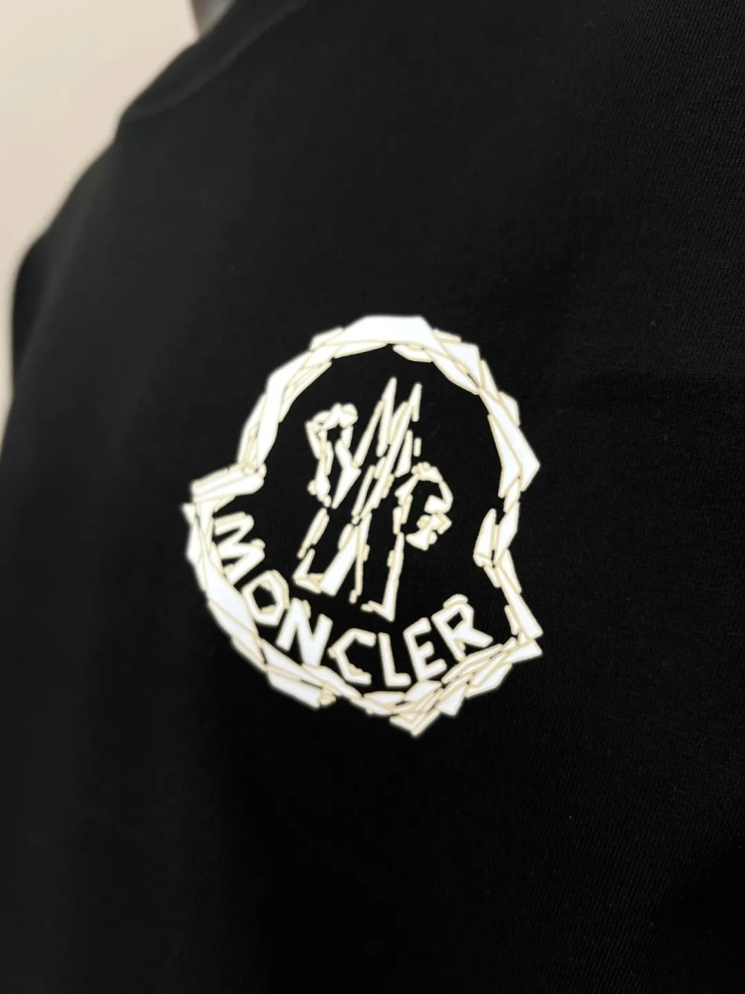 P150 new mask MONCLER, short-sleeved with official printing, details match the official version, logo size is strictly controlled, size standard, details synchronized with the official/white and black label / Black apricot beige logo; Made of 240g double yarn 100% cotton fabric, imported woven thread, collar bone is not easy to deform, factory high temperature washing process, the fabric is soft and breathable, does not shrink, NCF washed mark recognition, details are in place and the upper body is good-looking, European size version, loose and suitable, color: black, white, size XS-L