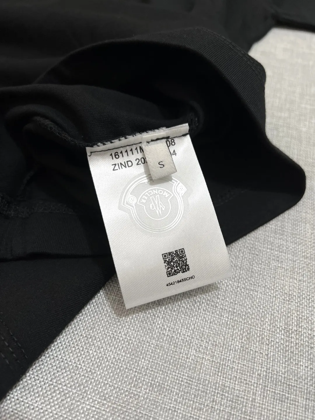 P150 new mask MONCLER, short-sleeved with official printing, details match the official version, logo size is strictly controlled, size standard, details synchronized with the official/white and black label / Black apricot beige logo; Made of 240g double yarn 100% cotton fabric, imported woven thread, collar bone is not easy to deform, factory high temperature washing process, the fabric is soft and breathable, does not shrink, NCF washed mark recognition, details are in place and the upper body is good-looking, European size version, loose and suitable, color: black, white, size XS-L