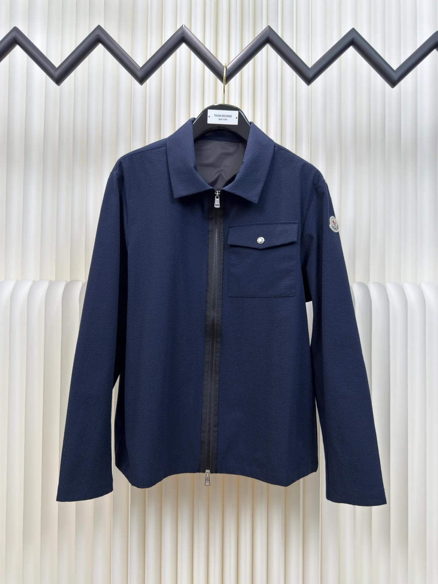 P450 MONCLER Puff Wrinkle Shirt Jacket. Authentic version - physical counter - top luxury quality. 🆚Second price of all versions on the market. Made of cotton blended woven fabric with 76% high cotton content + 24% polyester fiber. The high cotton content ensures that the fabric is soft, skin-friendly, and has good breathability. The addition of a small amount of polyester fiber balances the wrinkle resistance and elasticity of the overall fabric and greatly reduces its shrinkage. After preshrinking, dimensional changes during washing are negligible. The fusion of the two makes the fabric combine anti-wrinkle, quick-drying, easy care and other characteristics without losing the advantages of good wearing experience and strong breathability.  The ground warp + bubble warp is independently let-off. The bubble warp yarn feeding speed is about 20% higher than the ground warp yarn feeding speed. During weaving, the bubble warp is relaxed and accumulated, forming a naturally arched bubble unit. Through the alternating arrangement of yarns and the change of floating tissue, a clear grid frame is built between the bubble units. Finally, the bubble three-dimensional effect and grid outline are locked through high-temperature heat setting. Size:1 2 3 4