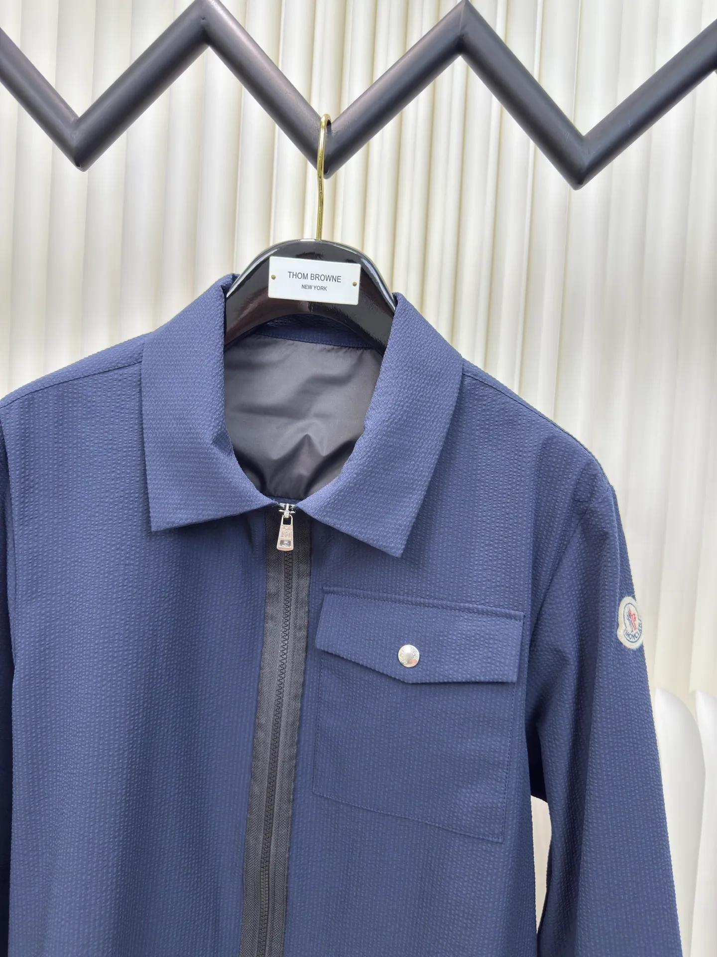 P450 MONCLER Puff Wrinkle Shirt Jacket. Authentic version - physical counter - top luxury quality. 🆚Second price of all versions on the market. Made of cotton blended woven fabric with 76% high cotton content + 24% polyester fiber. The high cotton content ensures that the fabric is soft, skin-friendly, and has good breathability. The addition of a small amount of polyester fiber balances the wrinkle resistance and elasticity of the overall fabric and greatly reduces its shrinkage. After preshrinking, dimensional changes during washing are negligible. The fusion of the two makes the fabric combine anti-wrinkle, quick-drying, easy care and other characteristics without losing the advantages of good wearing experience and strong breathability.  The ground warp + bubble warp is independently let-off. The bubble warp yarn feeding speed is about 20% higher than the ground warp yarn feeding speed. During weaving, the bubble warp is relaxed and accumulated, forming a naturally arched bubble unit. Through the alternating arrangement of yarns and the change of floating tissue, a clear grid frame is built between the bubble units. Finally, the bubble three-dimensional effect and grid outline are locked through high-temperature heat setting. Size:1 2 3 4