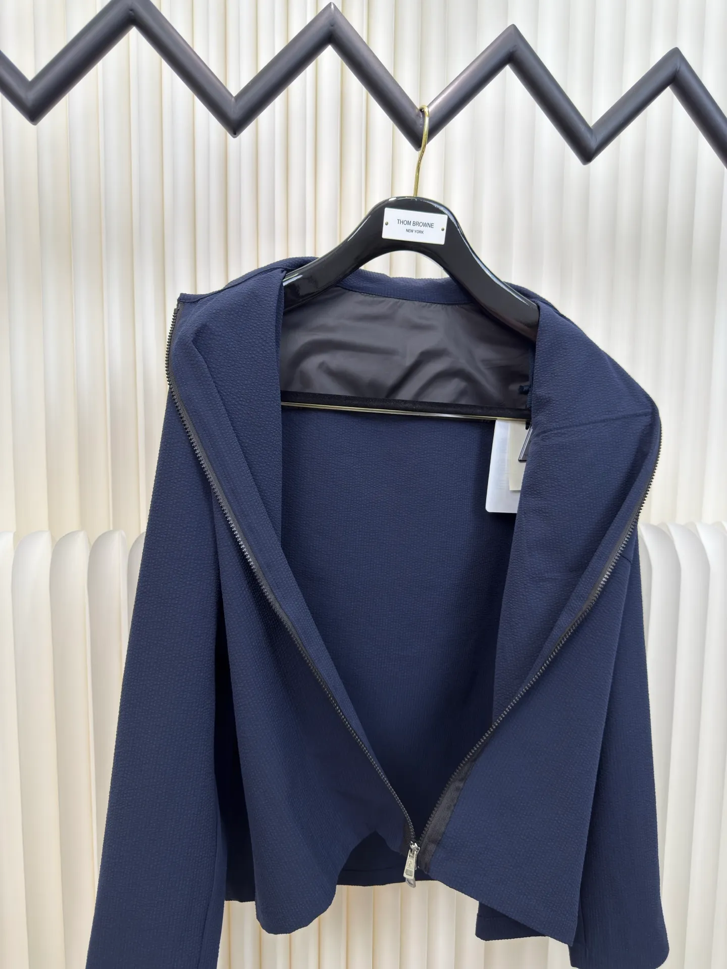 P450 MONCLER Puff Wrinkle Shirt Jacket. Authentic version - physical counter - top luxury quality. 🆚Second price of all versions on the market. Made of cotton blended woven fabric with 76% high cotton content + 24% polyester fiber. The high cotton content ensures that the fabric is soft, skin-friendly, and has good breathability. The addition of a small amount of polyester fiber balances the wrinkle resistance and elasticity of the overall fabric and greatly reduces its shrinkage. After preshrinking, dimensional changes during washing are negligible. The fusion of the two makes the fabric combine anti-wrinkle, quick-drying, easy care and other characteristics without losing the advantages of good wearing experience and strong breathability.  The ground warp + bubble warp is independently let-off. The bubble warp yarn feeding speed is about 20% higher than the ground warp yarn feeding speed. During weaving, the bubble warp is relaxed and accumulated, forming a naturally arched bubble unit. Through the alternating arrangement of yarns and the change of floating tissue, a clear grid frame is built between the bubble units. Finally, the bubble three-dimensional effect and grid outline are locked through high-temperature heat setting. Size:1 2 3 4