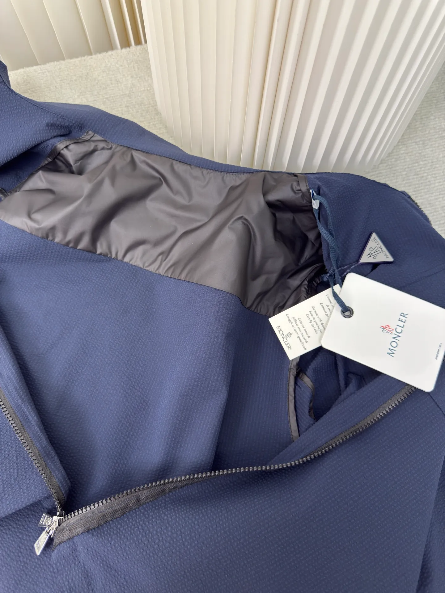 P450 MONCLER Puff Wrinkle Shirt Jacket. Authentic version - physical counter - top luxury quality. 🆚Second price of all versions on the market. Made of cotton blended woven fabric with 76% high cotton content + 24% polyester fiber. The high cotton content ensures that the fabric is soft, skin-friendly, and has good breathability. The addition of a small amount of polyester fiber balances the wrinkle resistance and elasticity of the overall fabric and greatly reduces its shrinkage. After preshrinking, dimensional changes during washing are negligible. The fusion of the two makes the fabric combine anti-wrinkle, quick-drying, easy care and other characteristics without losing the advantages of good wearing experience and strong breathability.  The ground warp + bubble warp is independently let-off. The bubble warp yarn feeding speed is about 20% higher than the ground warp yarn feeding speed. During weaving, the bubble warp is relaxed and accumulated, forming a naturally arched bubble unit. Through the alternating arrangement of yarns and the change of floating tissue, a clear grid frame is built between the bubble units. Finally, the bubble three-dimensional effect and grid outline are locked through high-temperature heat setting. Size:1 2 3 4