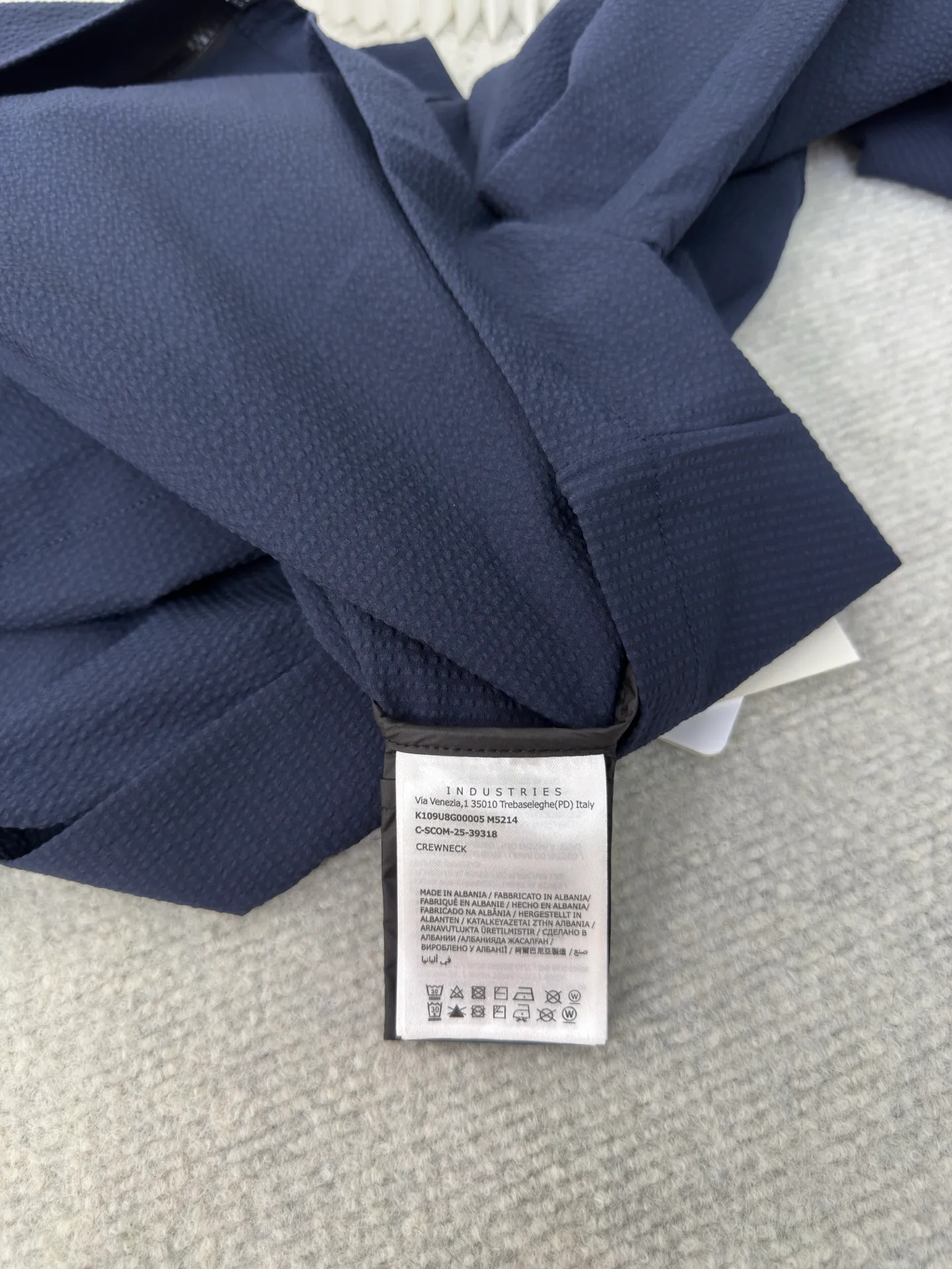 P450 MONCLER Puff Wrinkle Shirt Jacket. Authentic version - physical counter - top luxury quality. 🆚Second price of all versions on the market. Made of cotton blended woven fabric with 76% high cotton content + 24% polyester fiber. The high cotton content ensures that the fabric is soft, skin-friendly, and has good breathability. The addition of a small amount of polyester fiber balances the wrinkle resistance and elasticity of the overall fabric and greatly reduces its shrinkage. After preshrinking, dimensional changes during washing are negligible. The fusion of the two makes the fabric combine anti-wrinkle, quick-drying, easy care and other characteristics without losing the advantages of good wearing experience and strong breathability.  The ground warp + bubble warp is independently let-off. The bubble warp yarn feeding speed is about 20% higher than the ground warp yarn feeding speed. During weaving, the bubble warp is relaxed and accumulated, forming a naturally arched bubble unit. Through the alternating arrangement of yarns and the change of floating tissue, a clear grid frame is built between the bubble units. Finally, the bubble three-dimensional effect and grid outline are locked through high-temperature heat setting. Size:1 2 3 4