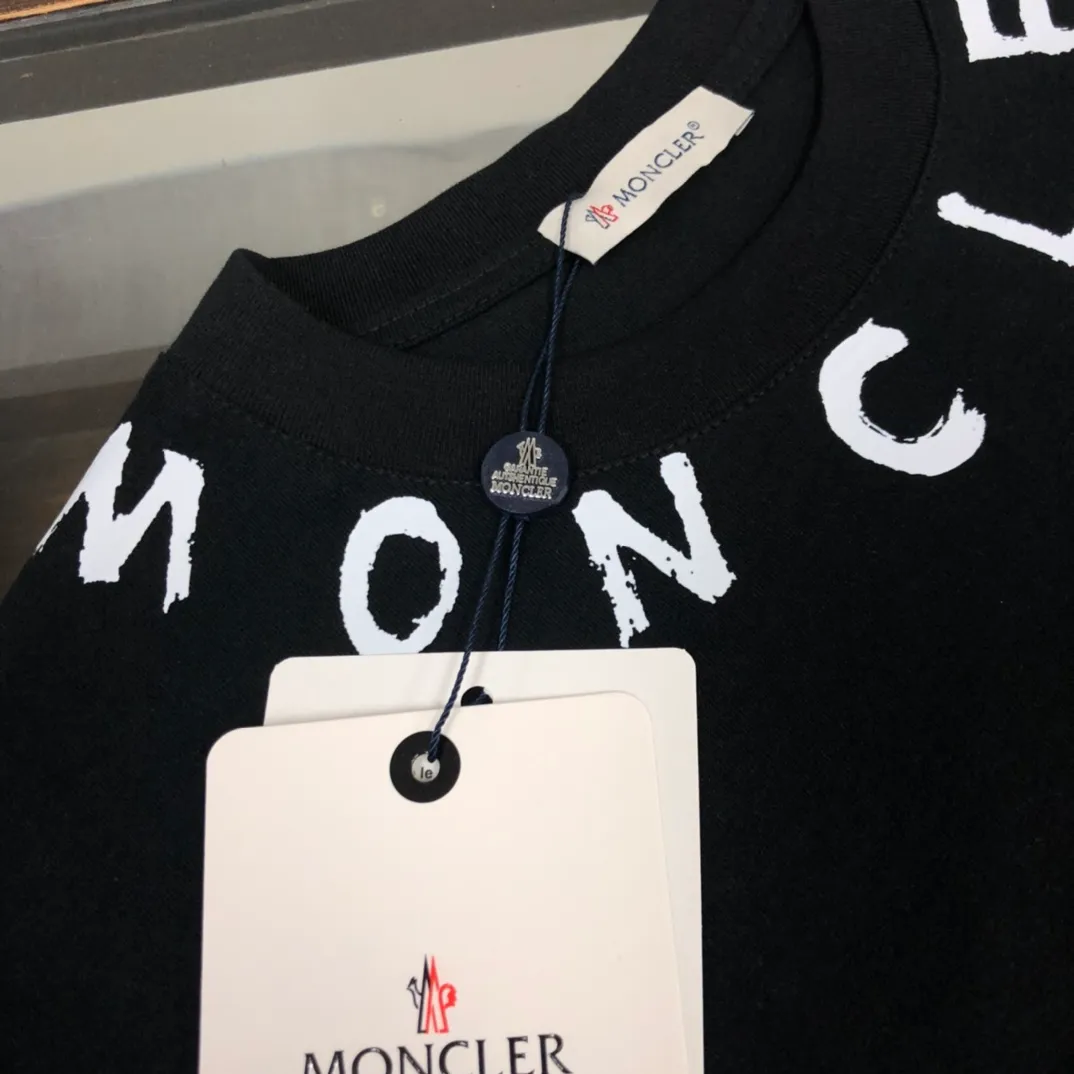 P150 MONCLER New model of Mongolian mouth, customized high-end ready-to-wear! Fashionable and trendy casual short-sleeved T-shirt, gentle, soft, delicate and soft, skin-friendly on the upper body, comfortable and cool, the brand letters on the neckline are fashionable and full of vitality! A fashionable and versatile must-have! Color: Black White Size: S-XL (Loose fit, please state your height and weight when placing an order!)