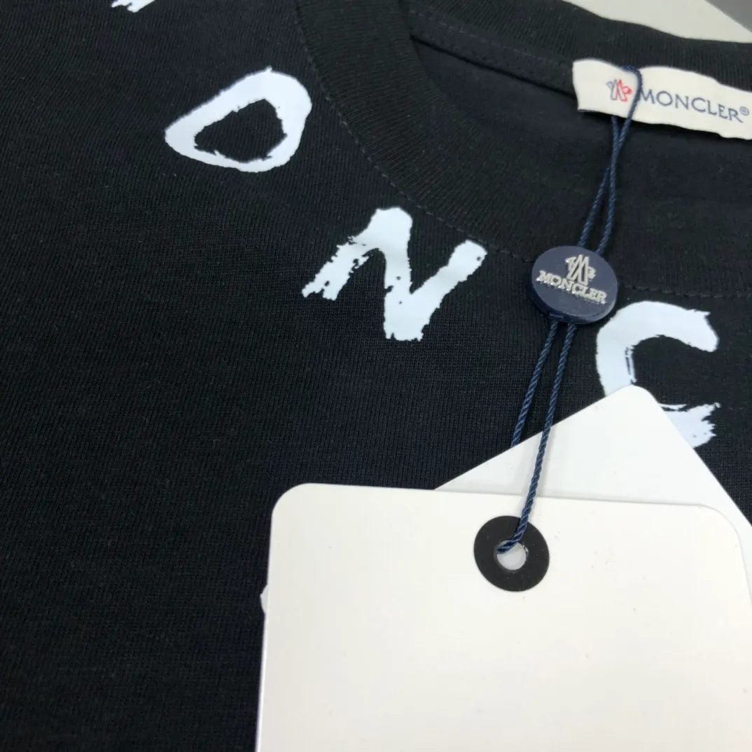 P150 MONCLER New model of Mongolian mouth, customized high-end ready-to-wear! Fashionable and trendy casual short-sleeved T-shirt, gentle, soft, delicate and soft, skin-friendly on the upper body, comfortable and cool, the brand letters on the neckline are fashionable and full of vitality! A fashionable and versatile must-have! Color: Black White Size: S-XL (Loose fit, please state your height and weight when placing an order!)