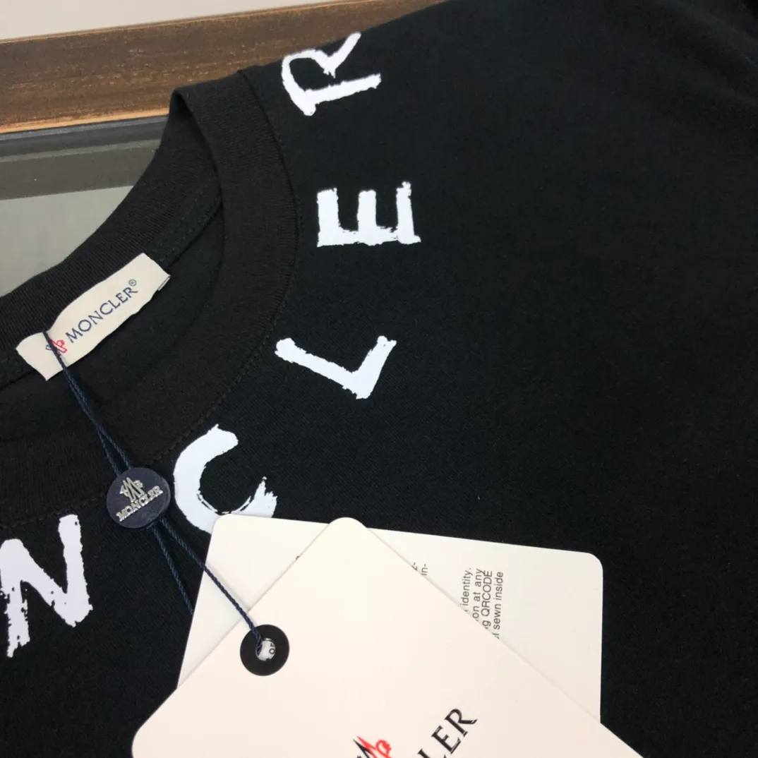 P150 MONCLER New model of Mongolian mouth, customized high-end ready-to-wear! Fashionable and trendy casual short-sleeved T-shirt, gentle, soft, delicate and soft, skin-friendly on the upper body, comfortable and cool, the brand letters on the neckline are fashionable and full of vitality! A fashionable and versatile must-have! Color: Black White Size: S-XL (Loose fit, please state your height and weight when placing an order!)