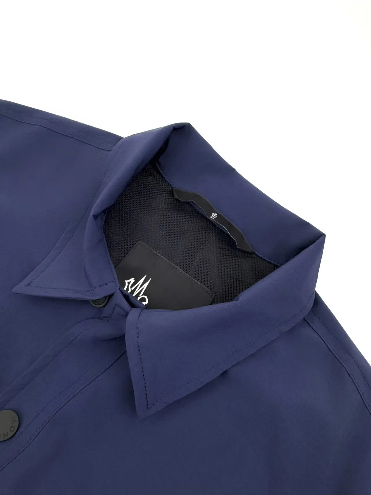 P560 Moncler Grenoble functional outdoor jacket Custom dyed double stretch mercerized poplin Custom dyed soft mesh pongee Excellent texture Comfortable and close to the skin Dark green inspired by plant texture The color is taken from sage leaves soaked in morning dew Precision narrative of functional pocket system Balance of function and aesthetics The iconic Moncler logo appears on the sleeves, fully recognizable The triangular logo of the same color is hidden in the fabric texture like a mark in the undercurrent of the deep sea, extremely invisible and yet obvious The detachable sleeve design allows for diversified outfits. You can switch styles at will. It is chic and free, showing nobility. It balances outdoor practicality and urban aesthetics and leads the fashion. Process 1: Adopt a three-in-one process. Prioritize and evenly coat the glue on the surface of the substrate that needs to be composited, and then dry and solidify it. Then laminate the substrate with the adhesive film and the non-woven fabric, then cool and solidify, and then composite it with the filter non-woven fabric. The workmanship is cumbersome and complex, time-consuming and labor-intensive. Process 2: Embossing composite technology uses computer scanning to ensure that the imprint size and shape are consistent with the original, and then uses special glue as an adhesive to combine and solidify to achieve complete dryness and the best bonding effect. Process 3: Use CNC laser burning and cutting. Based on the high-energy characteristics of the laser, the moving path of the laser beam is precisely controlled by the laser generator to achieve precise cutting of the shape of the piece. Process 4: Template machine bag opening. The preset template guides the position, shape and size of the bag opening. The accuracy ensures the quality of the bag opening effect. Process 5: Using infrared special machine buttoning, the position is more precise and strong. Accessories: Customized 1:1 Moncler snap button Customized 1:1 Moncler resin buckle Customized 1:1 Moncler logo seal Customized 1:1 Moncler logo armband Customized 1:1 Moncler zipper rope ring Customized 1:1 Moncler zipper pull Customized 1:1 Moncler trademark Version: Loose version Function: Detachable sleeve splicing Style can be switched at will Size: 1 2 3 4