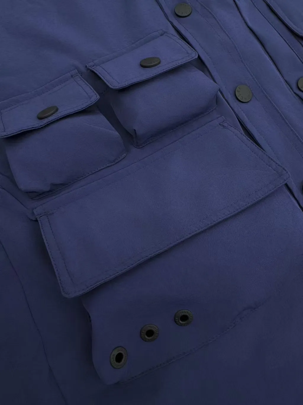 P560 Moncler Grenoble functional outdoor jacket Custom dyed double stretch mercerized poplin Custom dyed soft mesh pongee Excellent texture Comfortable and close to the skin Dark green inspired by plant texture The color is taken from sage leaves soaked in morning dew Precision narrative of functional pocket system Balance of function and aesthetics The iconic Moncler logo appears on the sleeves, fully recognizable The triangular logo of the same color is hidden in the fabric texture like a mark in the undercurrent of the deep sea, extremely invisible and yet obvious The detachable sleeve design allows for diversified outfits. You can switch styles at will. It is chic and free, showing nobility. It balances outdoor practicality and urban aesthetics and leads the fashion. Process 1: Adopt a three-in-one process. Prioritize and evenly coat the glue on the surface of the substrate that needs to be composited, and then dry and solidify it. Then laminate the substrate with the adhesive film and the non-woven fabric, then cool and solidify, and then composite it with the filter non-woven fabric. The workmanship is cumbersome and complex, time-consuming and labor-intensive. Process 2: Embossing composite technology uses computer scanning to ensure that the imprint size and shape are consistent with the original, and then uses special glue as an adhesive to combine and solidify to achieve complete dryness and the best bonding effect. Process 3: Use CNC laser burning and cutting. Based on the high-energy characteristics of the laser, the moving path of the laser beam is precisely controlled by the laser generator to achieve precise cutting of the shape of the piece. Process 4: Template machine bag opening. The preset template guides the position, shape and size of the bag opening. The accuracy ensures the quality of the bag opening effect. Process 5: Using infrared special machine buttoning, the position is more precise and strong. Accessories: Customized 1:1 Moncler snap button Customized 1:1 Moncler resin buckle Customized 1:1 Moncler logo seal Customized 1:1 Moncler logo armband Customized 1:1 Moncler zipper rope ring Customized 1:1 Moncler zipper pull Customized 1:1 Moncler trademark Version: Loose version Function: Detachable sleeve splicing Style can be switched at will Size: 1 2 3 4