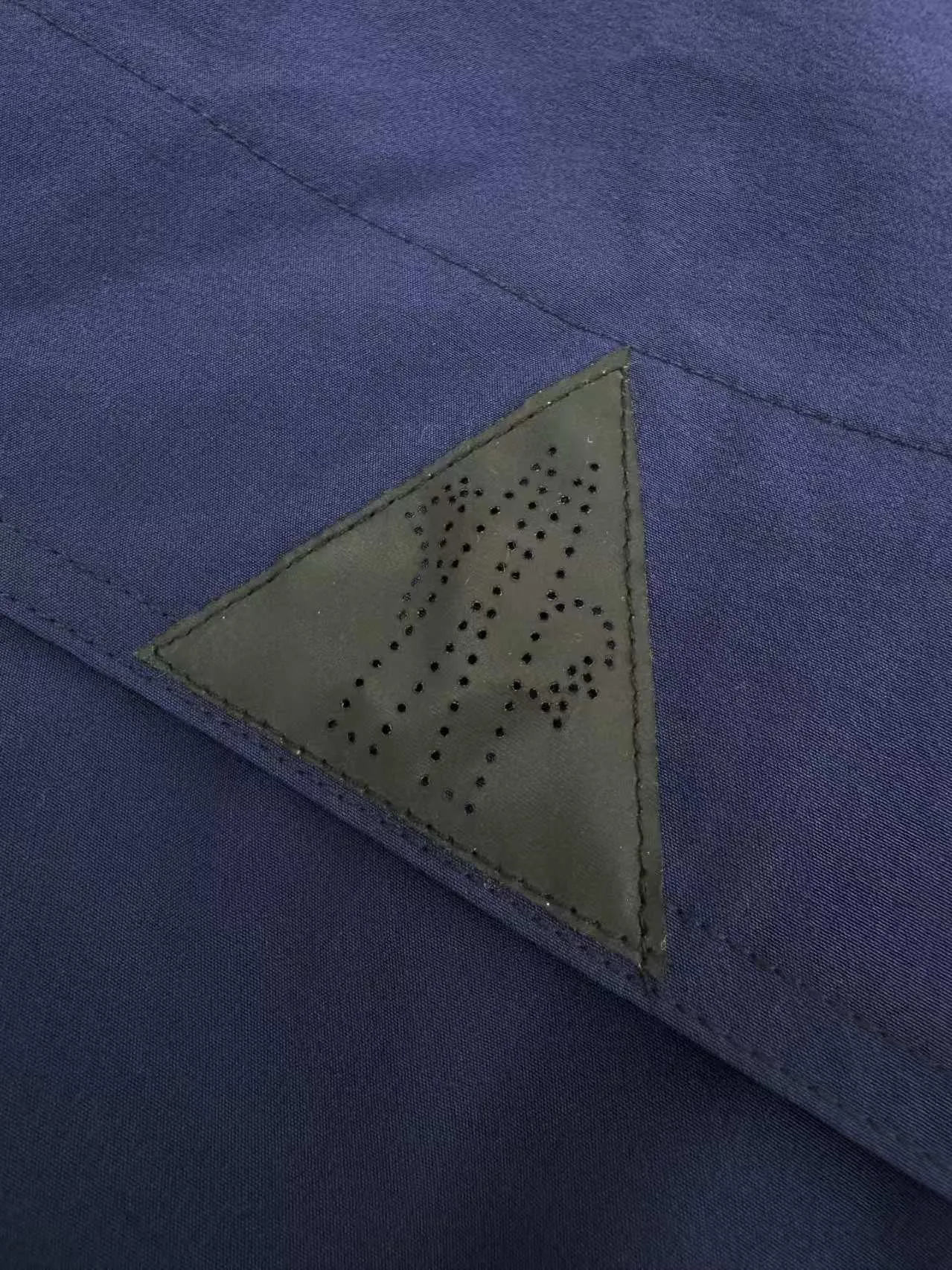 P560 Moncler Grenoble functional outdoor jacket Custom dyed double stretch mercerized poplin Custom dyed soft mesh pongee Excellent texture Comfortable and close to the skin Dark green inspired by plant texture The color is taken from sage leaves soaked in morning dew Precision narrative of functional pocket system Balance of function and aesthetics The iconic Moncler logo appears on the sleeves, fully recognizable The triangular logo of the same color is hidden in the fabric texture like a mark in the undercurrent of the deep sea, extremely invisible and yet obvious The detachable sleeve design allows for diversified outfits. You can switch styles at will. It is chic and free, showing nobility. It balances outdoor practicality and urban aesthetics and leads the fashion. Process 1: Adopt a three-in-one process. Prioritize and evenly coat the glue on the surface of the substrate that needs to be composited, and then dry and solidify it. Then laminate the substrate with the adhesive film and the non-woven fabric, then cool and solidify, and then composite it with the filter non-woven fabric. The workmanship is cumbersome and complex, time-consuming and labor-intensive. Process 2: Embossing composite technology uses computer scanning to ensure that the imprint size and shape are consistent with the original, and then uses special glue as an adhesive to combine and solidify to achieve complete dryness and the best bonding effect. Process 3: Use CNC laser burning and cutting. Based on the high-energy characteristics of the laser, the moving path of the laser beam is precisely controlled by the laser generator to achieve precise cutting of the shape of the piece. Process 4: Template machine bag opening. The preset template guides the position, shape and size of the bag opening. The accuracy ensures the quality of the bag opening effect. Process 5: Using infrared special machine buttoning, the position is more precise and strong. Accessories: Customized 1:1 Moncler snap button Customized 1:1 Moncler resin buckle Customized 1:1 Moncler logo seal Customized 1:1 Moncler logo armband Customized 1:1 Moncler zipper rope ring Customized 1:1 Moncler zipper pull Customized 1:1 Moncler trademark Version: Loose version Function: Detachable sleeve splicing Style can be switched at will Size: 1 2 3 4