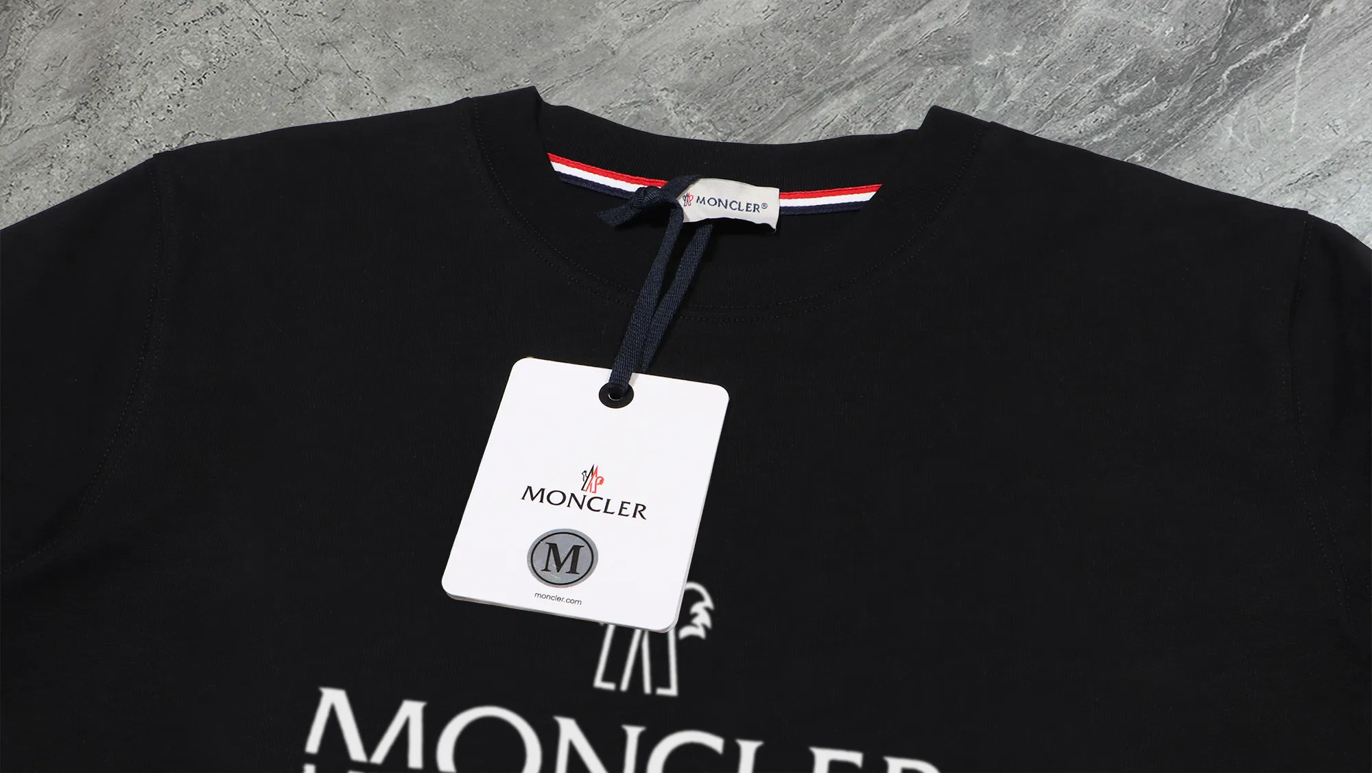 P210 High-version sweatshirt) [Long-term stock] 〖𝐌𝐎𝐍𝐂𝐋𝐄𝐑~Mask〗 Made of 440g heavy-weight fabric. It is different from the market currency. It can be matched with any variety and is properly handsome. 😎The whole dress is made of double waistcoats. The double waistcoats make the whole dress more three-dimensional. Not ordinary factories can do such fine work. 2025 Spring runway version of the T stage, on sale at the counter, round neck terry sweatshirt, high-end double-strand pure cotton, custom-made stretch ribs, dyed in the same vat, complete with three standards, matched with exquisite embroidered LOGO on the chest, simple and advanced, same style for men and women. Color: black, apricot, white, size: S M L XL 2XL