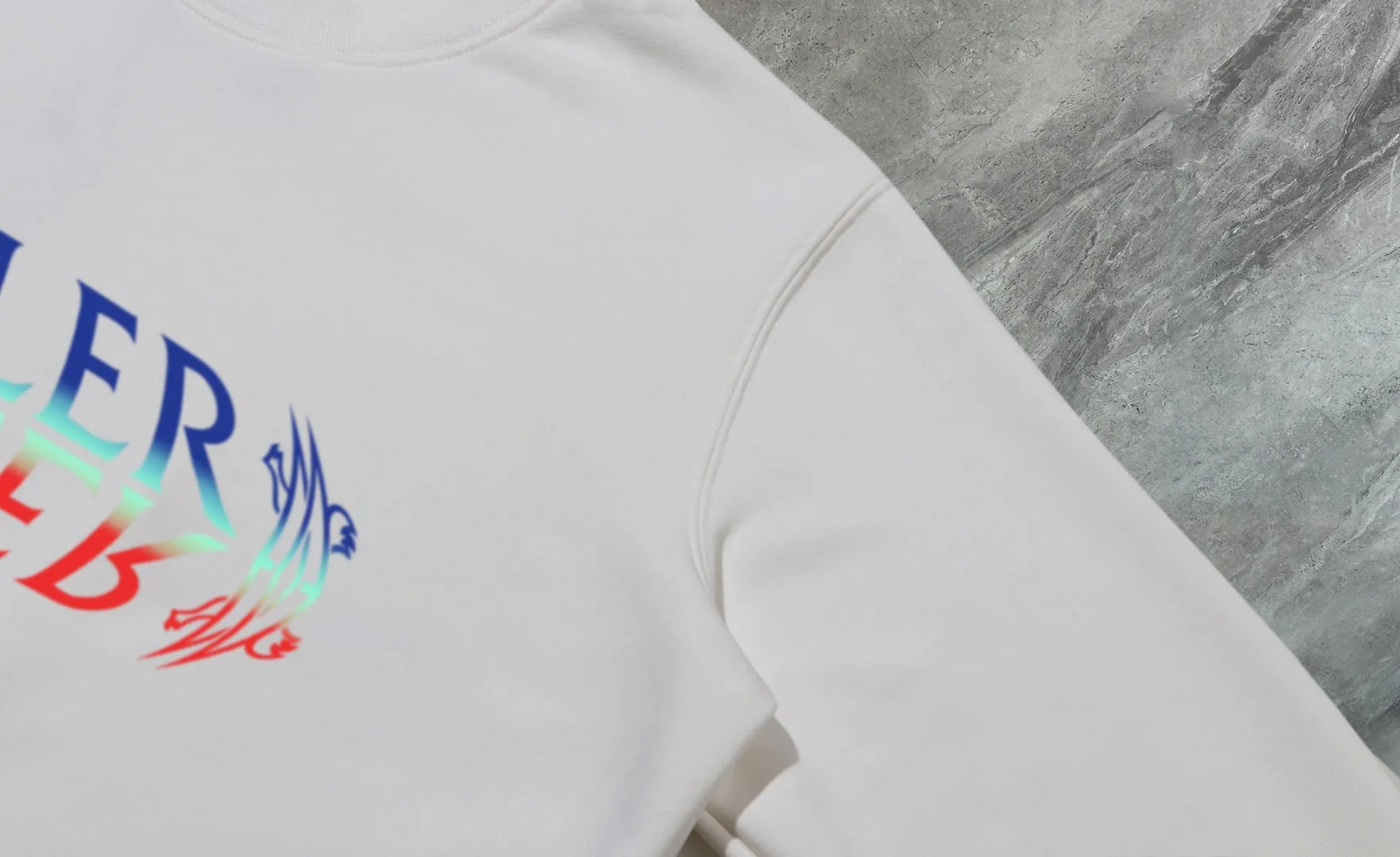 P210 High-version sweatshirt) [Long-term stock] 〖𝐌𝐎𝐍𝐂𝐋𝐄𝐑~Mask〗 Made of 440g heavy-weight fabric. It is different from the market currency. It can be matched with any variety and is properly handsome. 😎The whole dress is made of double waistcoats. The double waistcoats make the whole dress more three-dimensional. Not ordinary factories can do such fine work. 2025 Spring runway version of the T stage, on sale at the counter, round neck terry sweatshirt, high-end double-strand pure cotton, custom-made stretch ribs, dyed in the same vat, complete with three standards, matched with exquisite embroidered LOGO on the chest, simple and advanced, same style for men and women. Color: black, apricot, white, size: S M L XL 2XL