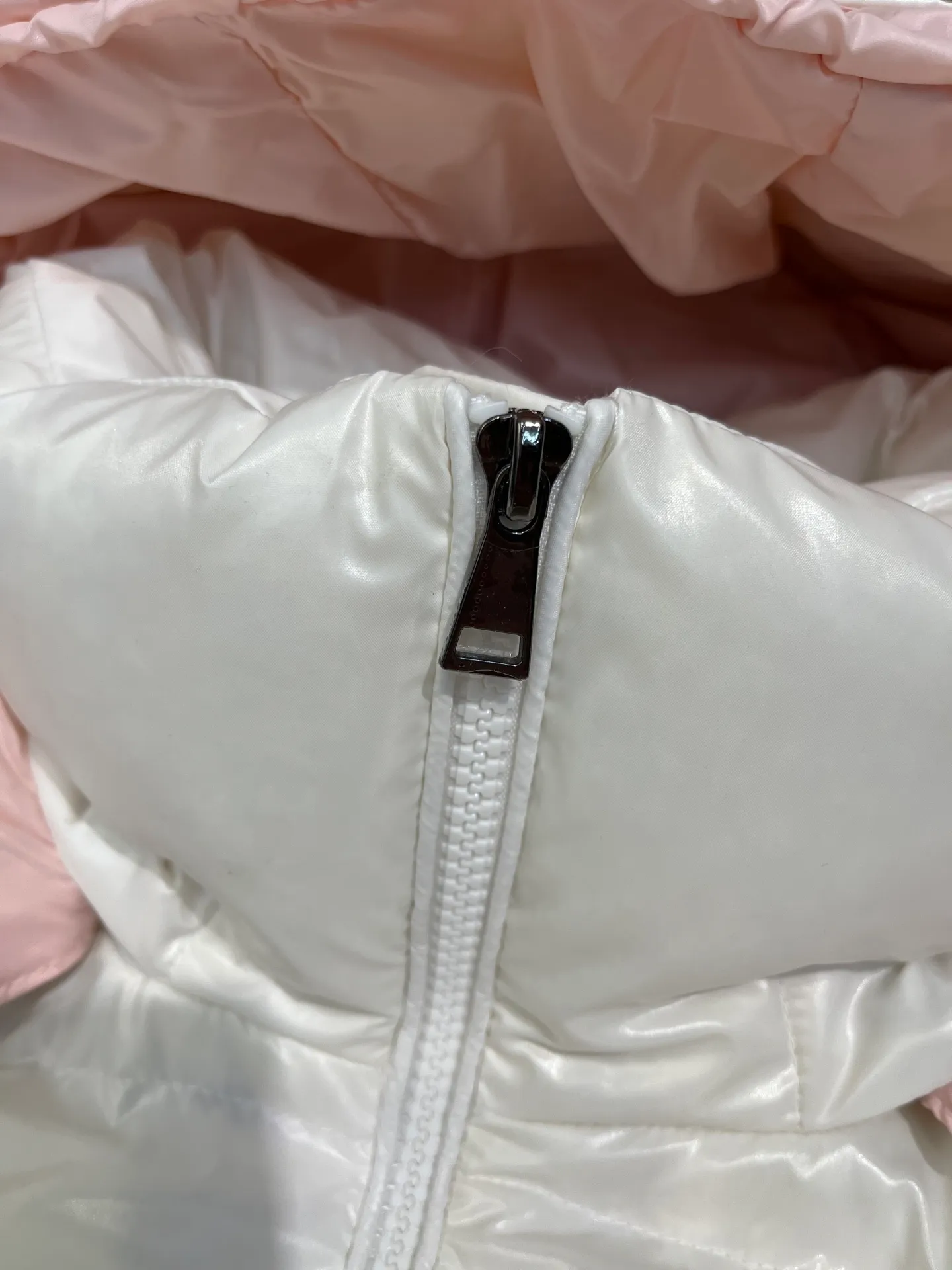 P760 moncler 🌟Moncler FW25 Abbaye short down jacket The Abbaye short jacket is made of iconic patented nylon, highlighting the fashion essence of Moncler. Featuring rectangular quilting and a contrasting lining that refreshes the removable hood. Terry knit logo embroidery adds a unique touch, making the garment instantly recognizable. Material process analysis: 1️⃣Original Nfc inductive anti-counterfeiting chip 2️⃣National standard 95% European standard pure white goose down, exclusive use of top down on the market 3️⃣Fabric: 100% nylon; Lining: 100% nylon, one of the best on the market, everything is customized according to the original version. 4⃣️The electroplated hardware is produced by the original processing factory, all customized by the original factory, and is not a replica of various types on the market. 5⃣️Produced by a certain Lang factory, it has always been unambiguous in terms of quality. Everyone knows about the workmanship, QA and Qc quality inspection of the workers when shipping from large factories. It is not comparable to small factories in the market. Mouth-mounted down jackets, let’s not brag, there is almost no one that can do better than us! Make an original product with care, so that every customer has the confidence to introduce it to his customers: This is the top replica version in China. Good products do not need too many soft articles to set off, only junk products will boast: the original ZP uses thousands of words to impress consumers! Although it is an F product, it is not inferior to ZP!  Color: white pink, white black, black, khaki, pink Size: 0123