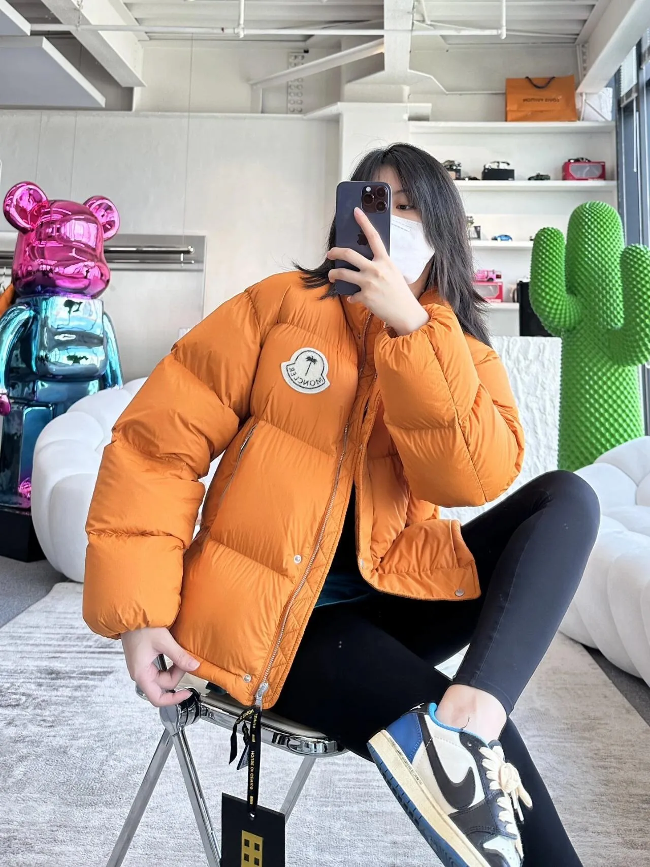 P1580 Meng Mouth Angels joint limited edition large label down jacket #Monger Full of American retro style! ⚠️Short style with small stand-up collar, waterproof and anti-fouling fabric, 95 white duck down filling, the upper body is not heavy and warm, classic and timeless! On the chest is the joint logo of the two major brands, which is very special. Another design point is the zippers on the left and right sides, which are stitched with leather, which is very textured! If you look closely, you can see that even the steel seal on the zipper is the joint logo of the two brands. The whole thing is really full of sincerity!  SIZE:1# 2# 3# 4# 5# 6# [Details attached are size chart]
