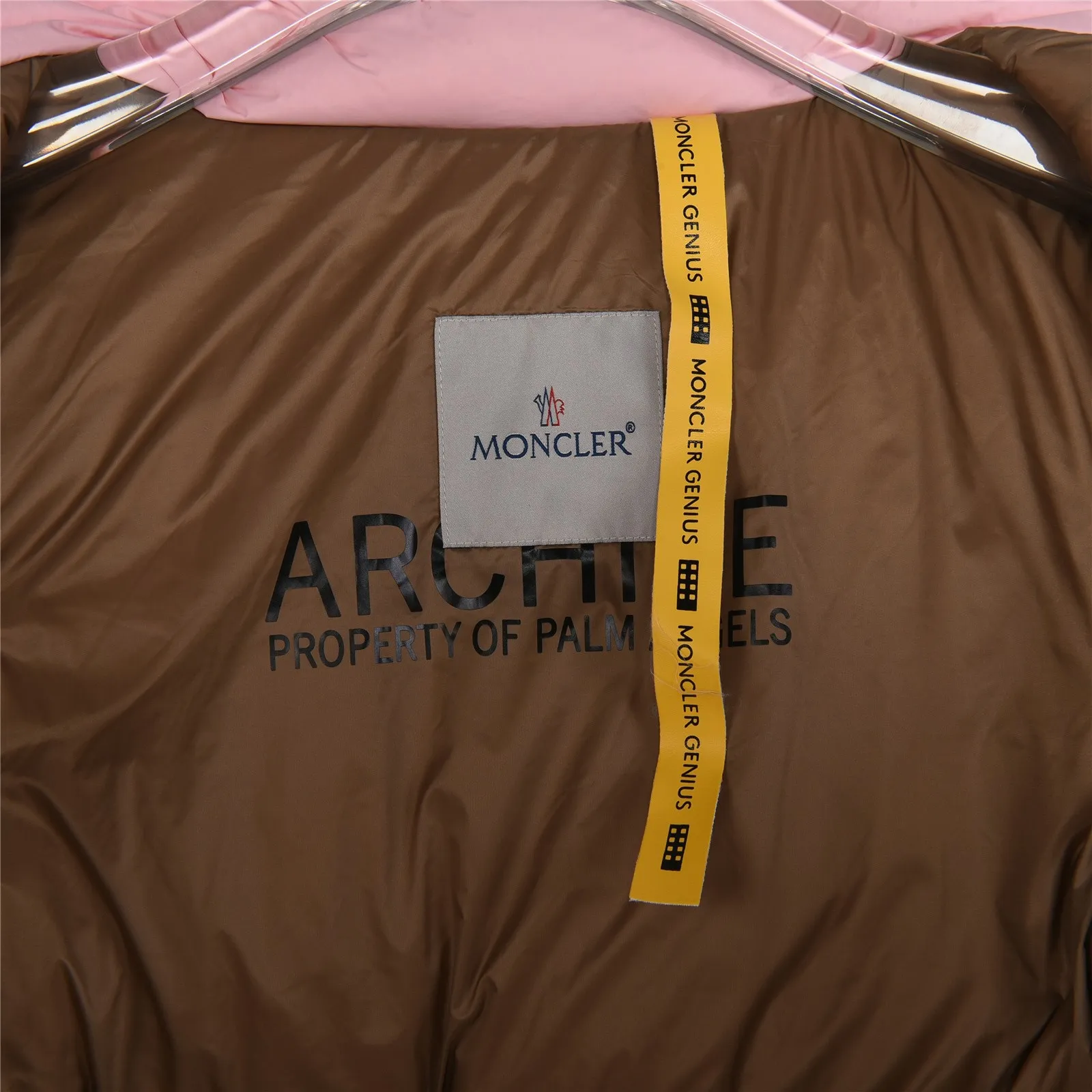 P1580 Meng Mouth Angels joint limited edition large label down jacket #Monger Full of American retro style! ⚠️Short style with small stand-up collar, waterproof and anti-fouling fabric, 95 white duck down filling, the upper body is not heavy and warm, classic and timeless! On the chest is the joint logo of the two major brands, which is very special. Another design point is the zippers on the left and right sides, which are stitched with leather, which is very textured! If you look closely, you can see that even the steel seal on the zipper is the joint logo of the two brands. The whole thing is really full of sincerity!  SIZE:1# 2# 3# 4# 5# 6# [Details attached are size chart]