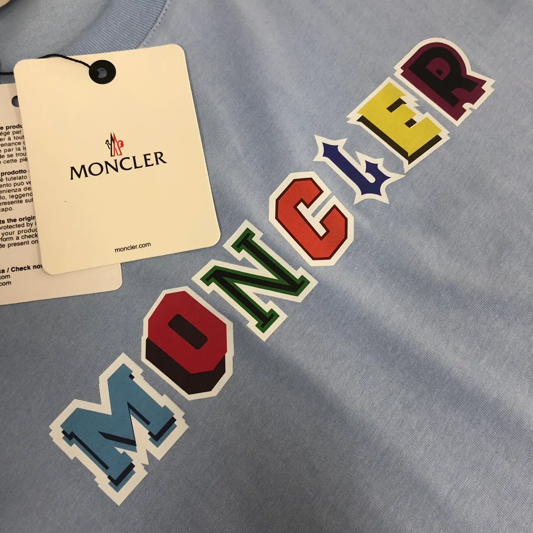 P160 MONCLER 25 The latest short-sleeved T-shirt for couples ~ Featured brand contrasting letter print ~ The fabric upper body is comfortable and breathable, not stiff, slim cut, made of high-end custom-made pure cotton fabric! The upper body is comfortable and stylish, and it can be worn alone as an inner layer. It is a must-have for fashionistas! ! ! Color: Black White Sky Blue Orange Size: S M L XL (Loose fit! Please state your height and weight when placing an order)