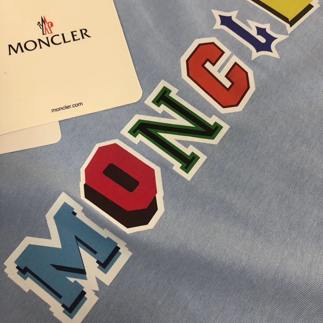P160 MONCLER 25 The latest short-sleeved T-shirt for couples ~ Featured brand contrasting letter print ~ The fabric upper body is comfortable and breathable, not stiff, slim cut, made of high-end custom-made pure cotton fabric! The upper body is comfortable and stylish, and it can be worn alone as an inner layer. It is a must-have for fashionistas! ! ! Color: Black White Sky Blue Orange Size: S M L XL (Loose fit! Please state your height and weight when placing an order)