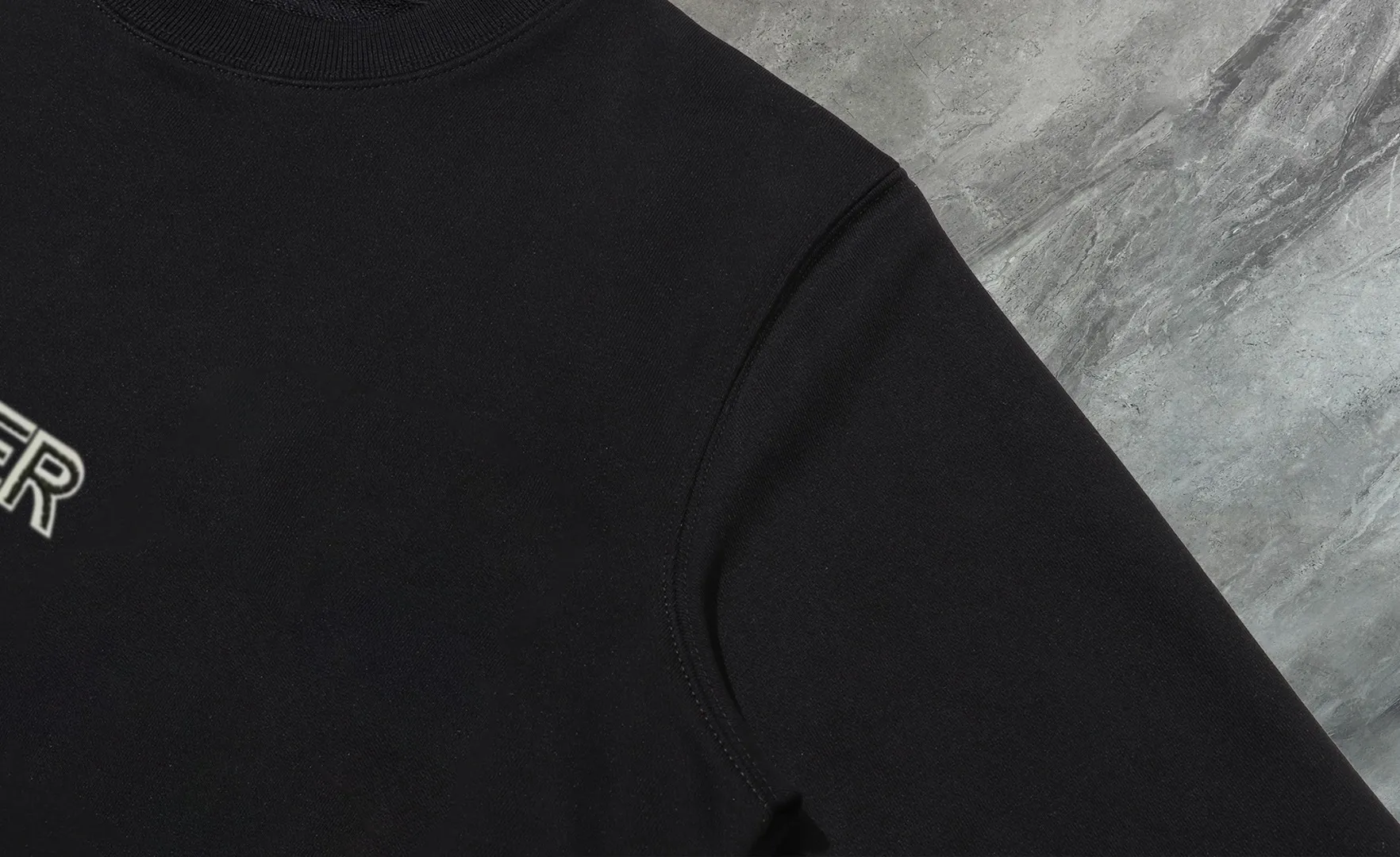 P210 High-version sweatshirt) [Long-term stock] 〖𝐌𝐎𝐍𝐂𝐋𝐄𝐑~Mask〗 Made of 440g heavy-weight fabric. It is different from the market currency. It can be matched with any variety and is properly handsome. 😎The whole dress is made of double waistcoats. The double waistcoats make the whole dress more three-dimensional. Not ordinary factories can do such fine work. 2025 Spring runway version of the T stage, on sale at the counter, round neck terry sweatshirt, high-end double-strand pure cotton, custom-made stretch ribs, dyed in the same vat, complete with three standards, matched with exquisite embroidered LOGO on the chest, simple and advanced, same style for men and women. Color: black, apricot, white, size: S M L XL 2XL