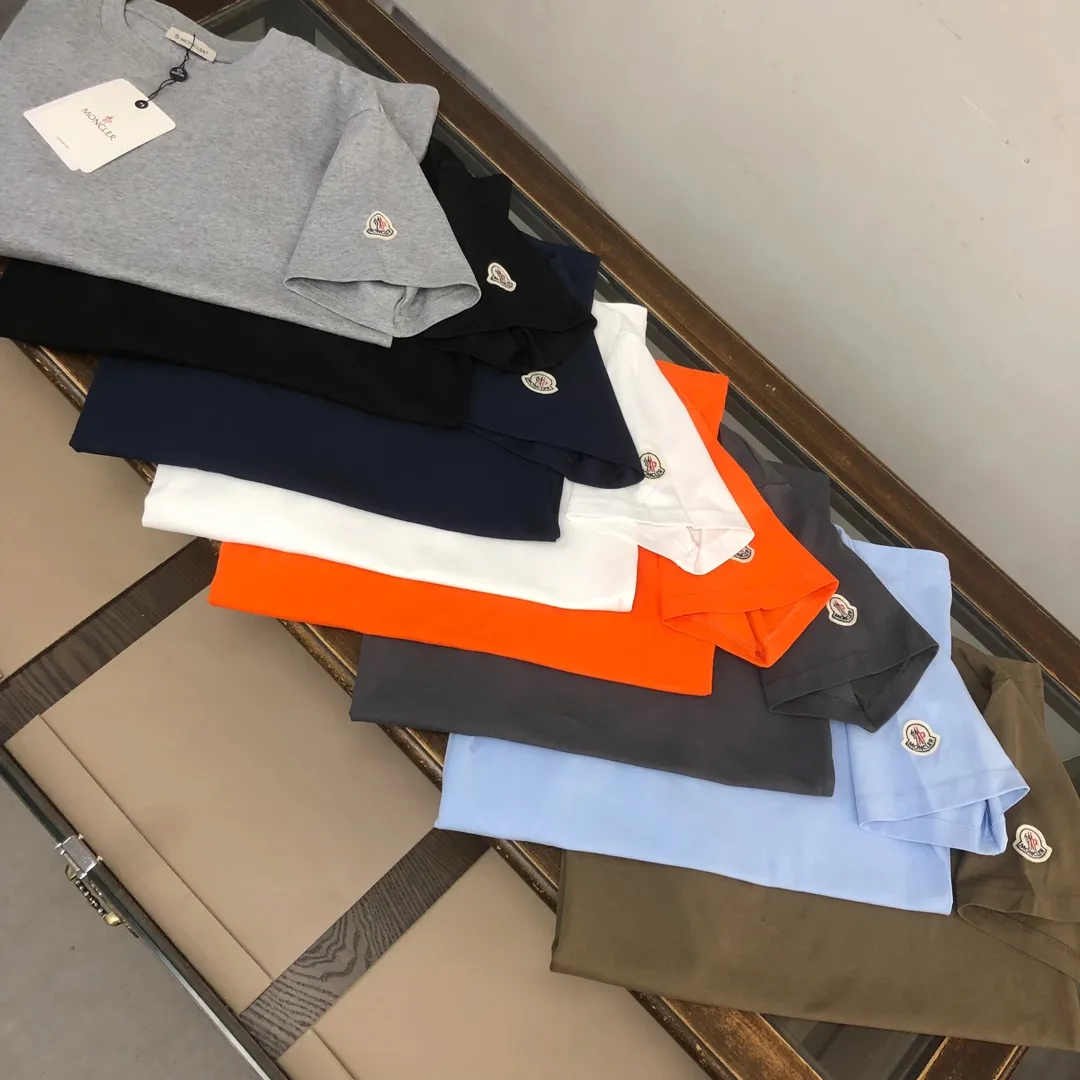 P160 MONCLER masked clean short-sleeved T-shirt. The fabric upper body is comfortable and breathable, not stiff, slim cut, and made of high-end custom-made pure cotton fabric! The upper body is comfortable and stylish, and it can be worn alone as an inner layer. It is a must-have for fashionistas! ! ! Color: Black White Light Gray Royal Blue Sky Blue Dark Gray Orange Brown Size: S M L XL (Loose version! Please indicate your height and weight when placing an order)