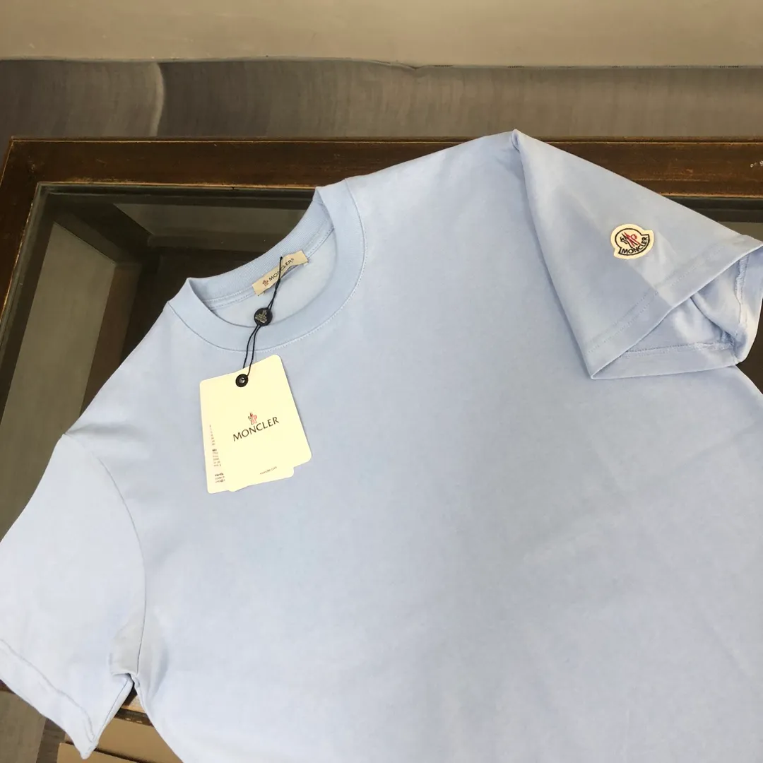 P160 MONCLER masked clean short-sleeved T-shirt. The fabric upper body is comfortable and breathable, not stiff, slim cut, and made of high-end custom-made pure cotton fabric! The upper body is comfortable and stylish, and it can be worn alone as an inner layer. It is a must-have for fashionistas! ! ! Color: Black White Light Gray Royal Blue Sky Blue Dark Gray Orange Brown Size: S M L XL (Loose version! Please indicate your height and weight when placing an order)