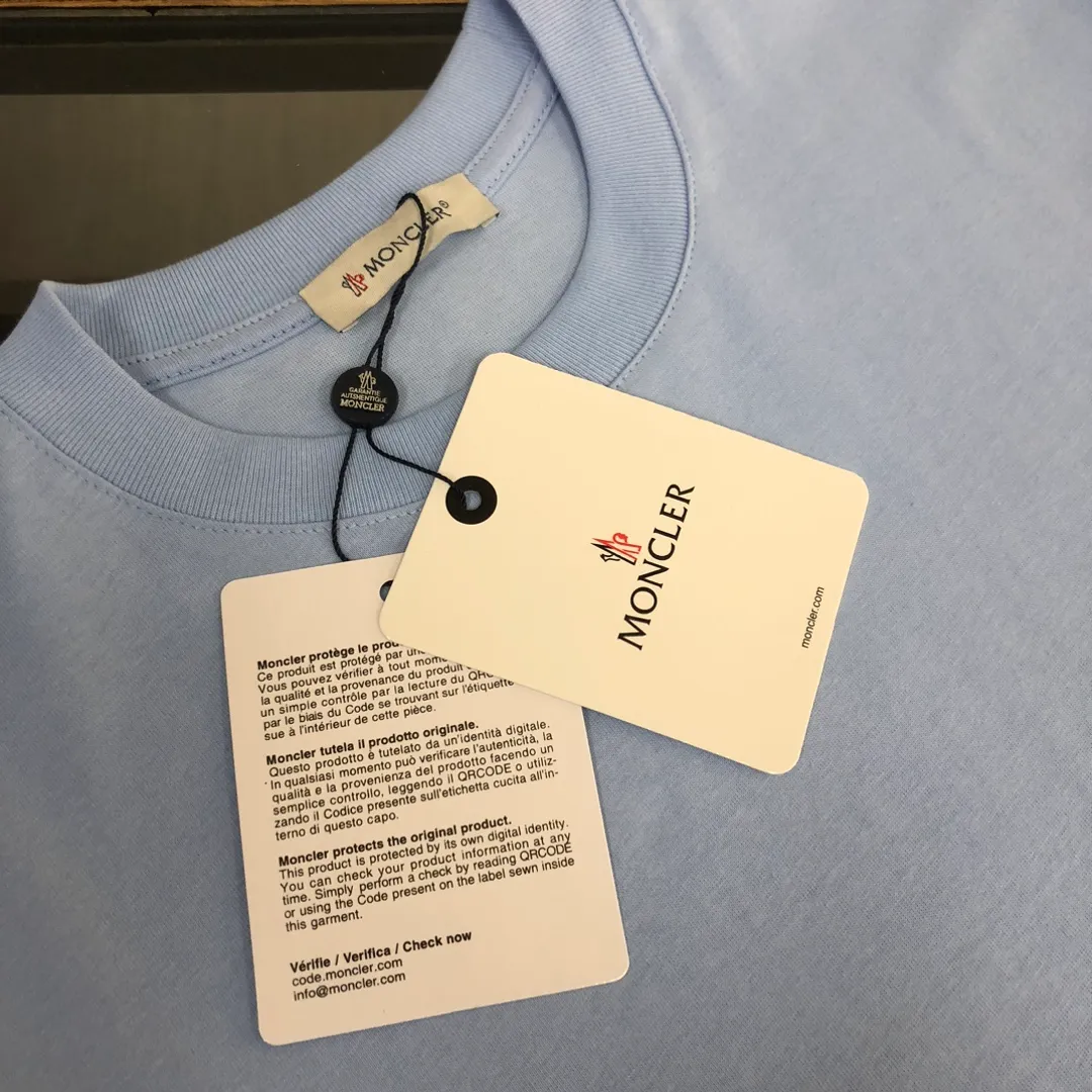 P160 MONCLER masked clean short-sleeved T-shirt. The fabric upper body is comfortable and breathable, not stiff, slim cut, and made of high-end custom-made pure cotton fabric! The upper body is comfortable and stylish, and it can be worn alone as an inner layer. It is a must-have for fashionistas! ! ! Color: Black White Light Gray Royal Blue Sky Blue Dark Gray Orange Brown Size: S M L XL (Loose version! Please indicate your height and weight when placing an order)