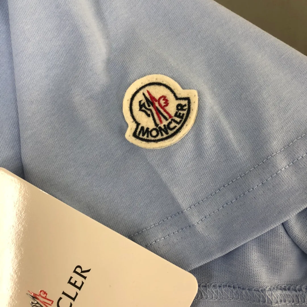 P160 MONCLER masked clean short-sleeved T-shirt. The fabric upper body is comfortable and breathable, not stiff, slim cut, and made of high-end custom-made pure cotton fabric! The upper body is comfortable and stylish, and it can be worn alone as an inner layer. It is a must-have for fashionistas! ! ! Color: Black White Light Gray Royal Blue Sky Blue Dark Gray Orange Brown Size: S M L XL (Loose version! Please indicate your height and weight when placing an order)