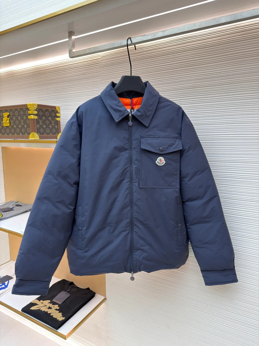 P910 Moncler lapel jacket style down jacket ●Original version: purchased and developed by 8273 ●Item number: 1681792-D15 ●Fabric: white duck down fabric ●Technology: mechanical down filling ●Color: navy blue ●Version: fitted version ●Weight: about 760 grams ●Size: 1-2-3-4 ●Description: The inner lining is made of 100% nylon. The high-density and tight weaving process prevents tiny lint from emerging from the gaps in the fabric. The smooth surface improves the putting on and taking off experience, and the excellent wear and tear resistance ensures damage caused by frequent use, while the light and soft texture does not affect the overall weight. It uses 90 white duck down with a weight of 200g to ensure excellent thermal insulation performance. After strict screening and processing, the down is not easy to drill, ensuring durability and using a neat shirt style. Compared with conventional down jackets, it is slimmer and more capable, and is suitable for business casual or various occasions. The interior uses a highly saturated orange lining, which brings a surprising visual impact when worn. The flap chest patch pocket located on the left chest is not only practical, but also greatly enhances the sophistication and recognition of the garment. The flip design can better protect the contents of the bag. The front of the clothing uses a smooth zipper as the main opening and closing method to ensure windproof warmth and easy putting on and taking off. The cuffs are opened and closed with buttons, which can accurately adjust the tightness of the cuffs to prevent cold wind from entering. At the same time, it perfectly echoes the overall shirt style and looks particularly elegant. The overall wiring is straight and delicate, the fabric is comfortable and soft, and the color is consistent without color difference. It can be matched with the same style to create a fashionable look and control various occasions. Customized accessories, complete with three standards, same style for men and women!