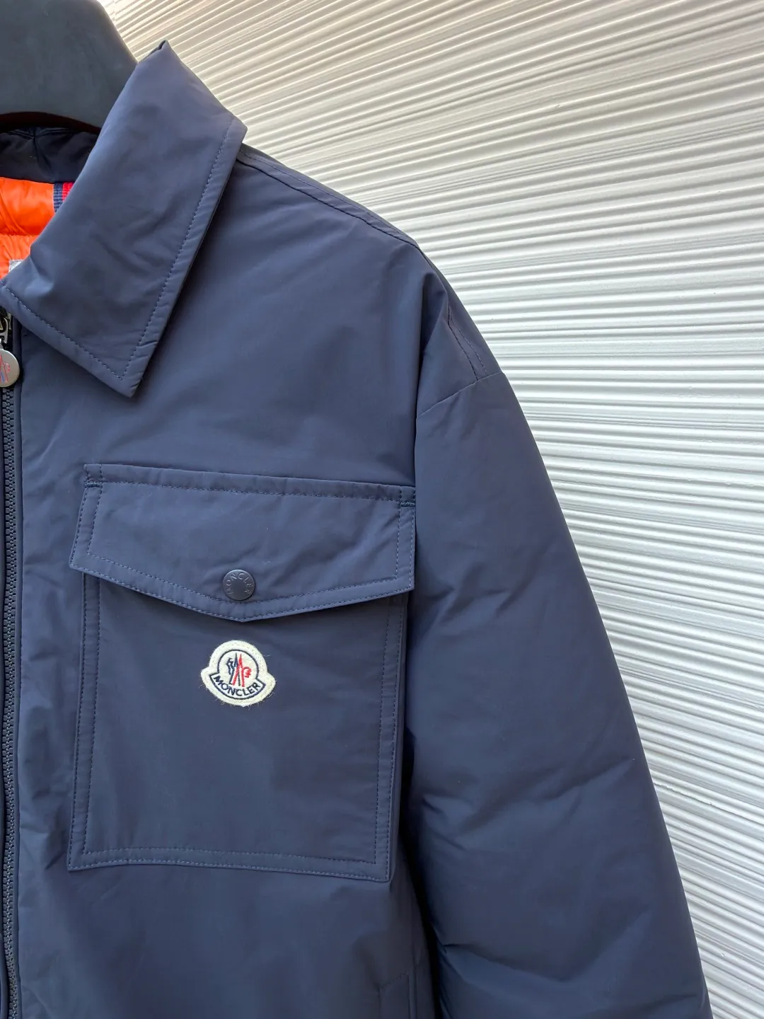 P910 Moncler lapel jacket style down jacket ●Original version: purchased and developed by 8273 ●Item number: 1681792-D15 ●Fabric: white duck down fabric ●Technology: mechanical down filling ●Color: navy blue ●Version: fitted version ●Weight: about 760 grams ●Size: 1-2-3-4 ●Description: The inner lining is made of 100% nylon. The high-density and tight weaving process prevents tiny lint from emerging from the gaps in the fabric. The smooth surface improves the putting on and taking off experience, and the excellent wear and tear resistance ensures damage caused by frequent use, while the light and soft texture does not affect the overall weight. It uses 90 white duck down with a weight of 200g to ensure excellent thermal insulation performance. After strict screening and processing, the down is not easy to drill, ensuring durability and using a neat shirt style. Compared with conventional down jackets, it is slimmer and more capable, and is suitable for business casual or various occasions. The interior uses a highly saturated orange lining, which brings a surprising visual impact when worn. The flap chest patch pocket located on the left chest is not only practical, but also greatly enhances the sophistication and recognition of the garment. The flip design can better protect the contents of the bag. The front of the clothing uses a smooth zipper as the main opening and closing method to ensure windproof warmth and easy putting on and taking off. The cuffs are opened and closed with buttons, which can accurately adjust the tightness of the cuffs to prevent cold wind from entering. At the same time, it perfectly echoes the overall shirt style and looks particularly elegant. The overall wiring is straight and delicate, the fabric is comfortable and soft, and the color is consistent without color difference. It can be matched with the same style to create a fashionable look and control various occasions. Customized accessories, complete with three standards, same style for men and women!