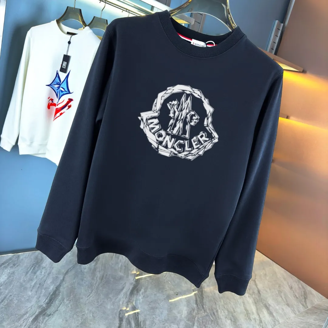 P210 High-version sweatshirt) [Long-term stock] 〖𝐌𝐎𝐍𝐂𝐋𝐄𝐑~Mask〗 Made of 440g heavy-weight fabric. It is different from the market currency. It can be matched with any variety and is properly handsome. 😎The whole dress is made of double waistcoats. The double waistcoats make the whole dress more three-dimensional. Not ordinary factories can do such fine work. 2025 Spring runway version of the T stage, on sale at the counter, round neck terry sweatshirt, high-end double-strand pure cotton, custom-made stretch ribs, dyed in the same vat, complete with three standards, matched with exquisite embroidered LOGO on the chest, simple and advanced, same style for men and women. Color: black, apricot, white, size: S M L XL 2XL