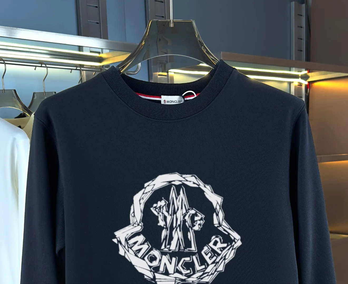 P210 High-version sweatshirt) [Long-term stock] 〖𝐌𝐎𝐍𝐂𝐋𝐄𝐑~Mask〗 Made of 440g heavy-weight fabric. It is different from the market currency. It can be matched with any variety and is properly handsome. 😎The whole dress is made of double waistcoats. The double waistcoats make the whole dress more three-dimensional. Not ordinary factories can do such fine work. 2025 Spring runway version of the T stage, on sale at the counter, round neck terry sweatshirt, high-end double-strand pure cotton, custom-made stretch ribs, dyed in the same vat, complete with three standards, matched with exquisite embroidered LOGO on the chest, simple and advanced, same style for men and women. Color: black, apricot, white, size: S M L XL 2XL