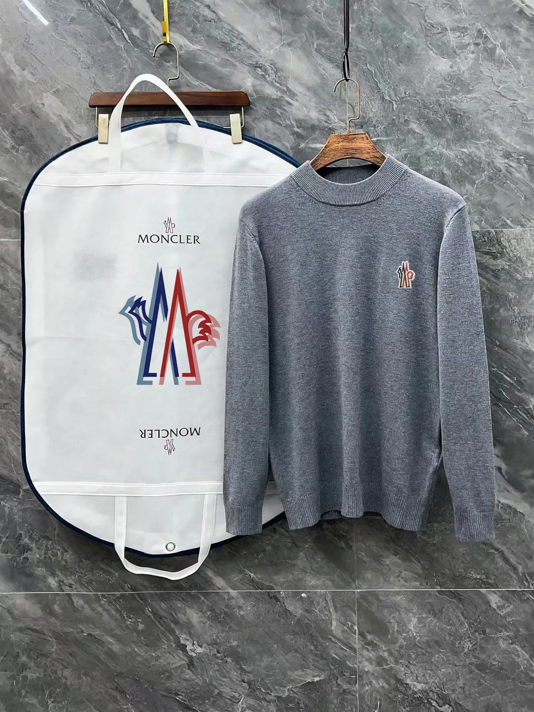 P210 Moncler, complete with 3 marks for the muzzle, logo embroidered half-turtleneck sweater, fine wool blended sweater, high-end customized collection for men and women, affiliated to the brand's high-end main line, patented top-grade yarn blending, using innovation to interpret conventional styles. The configuration of the fabric is subversive. The details are remarkable. The most anticipated sweater in autumn and winter. Full of high-end sense. Outflowed from the brand's designated Zhejiang processing factory. Very cost-effective. Meri wool yarn is of excellent quality. It feels super soft, delicate, soft, non-pilling and does not deform. It is available at all major counters at the same time. It is a must-have product every year. The product seems simple, the process is extremely complicated, and the upper body is not picky. The upper body is extremely skin-friendly and comfortable. It can be worn close to the body with an outer jacket or as an outer layer. Color: Black White Gray Size: M L XL 2XL 3XL