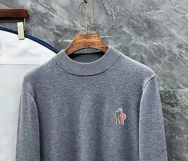 P210 Moncler, complete with 3 marks for the muzzle, logo embroidered half-turtleneck sweater, fine wool blended sweater, high-end customized collection for men and women, affiliated to the brand's high-end main line, patented top-grade yarn blending, using innovation to interpret conventional styles. The configuration of the fabric is subversive. The details are remarkable. The most anticipated sweater in autumn and winter. Full of high-end sense. Outflowed from the brand's designated Zhejiang processing factory. Very cost-effective. Meri wool yarn is of excellent quality. It feels super soft, delicate, soft, non-pilling and does not deform. It is available at all major counters at the same time. It is a must-have product every year. The product seems simple, the process is extremely complicated, and the upper body is not picky. The upper body is extremely skin-friendly and comfortable. It can be worn close to the body with an outer jacket or as an outer layer. Color: Black White Gray Size: M L XL 2XL 3XL