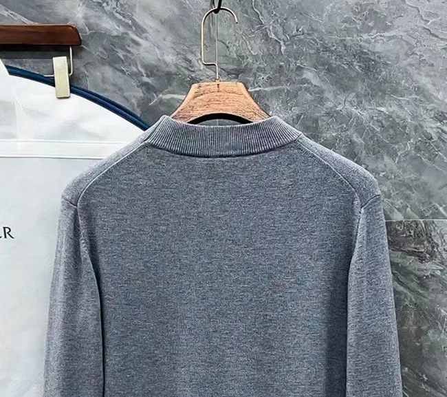 P210 Moncler, complete with 3 marks for the muzzle, logo embroidered half-turtleneck sweater, fine wool blended sweater, high-end customized collection for men and women, affiliated to the brand's high-end main line, patented top-grade yarn blending, using innovation to interpret conventional styles. The configuration of the fabric is subversive. The details are remarkable. The most anticipated sweater in autumn and winter. Full of high-end sense. Outflowed from the brand's designated Zhejiang processing factory. Very cost-effective. Meri wool yarn is of excellent quality. It feels super soft, delicate, soft, non-pilling and does not deform. It is available at all major counters at the same time. It is a must-have product every year. The product seems simple, the process is extremely complicated, and the upper body is not picky. The upper body is extremely skin-friendly and comfortable. It can be worn close to the body with an outer jacket or as an outer layer. Color: Black White Gray Size: M L XL 2XL 3XL