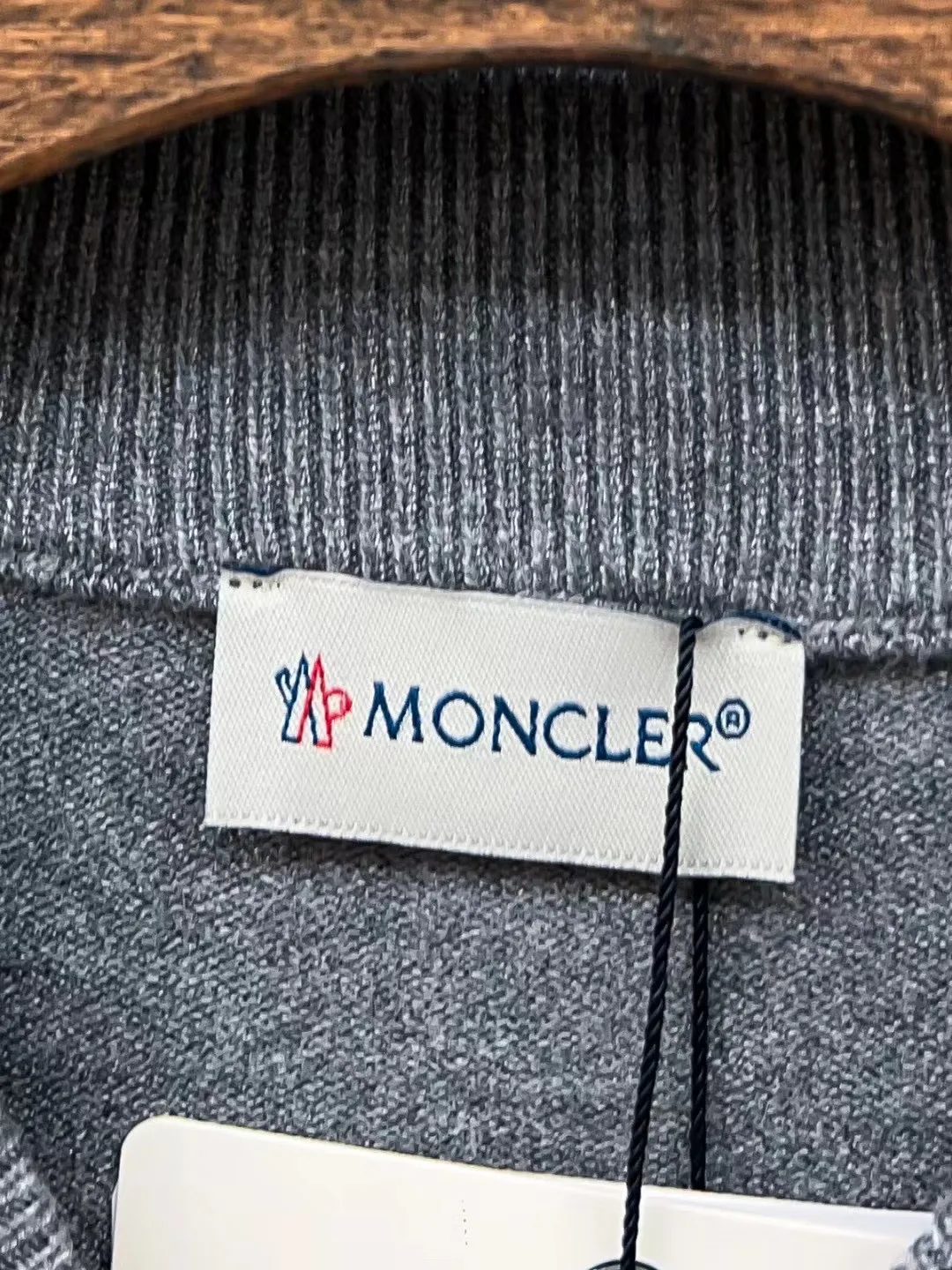 P210 Moncler, complete with 3 marks for the muzzle, logo embroidered half-turtleneck sweater, fine wool blended sweater, high-end customized collection for men and women, affiliated to the brand's high-end main line, patented top-grade yarn blending, using innovation to interpret conventional styles. The configuration of the fabric is subversive. The details are remarkable. The most anticipated sweater in autumn and winter. Full of high-end sense. Outflowed from the brand's designated Zhejiang processing factory. Very cost-effective. Meri wool yarn is of excellent quality. It feels super soft, delicate, soft, non-pilling and does not deform. It is available at all major counters at the same time. It is a must-have product every year. The product seems simple, the process is extremely complicated, and the upper body is not picky. The upper body is extremely skin-friendly and comfortable. It can be worn close to the body with an outer jacket or as an outer layer. Color: Black White Gray Size: M L XL 2XL 3XL