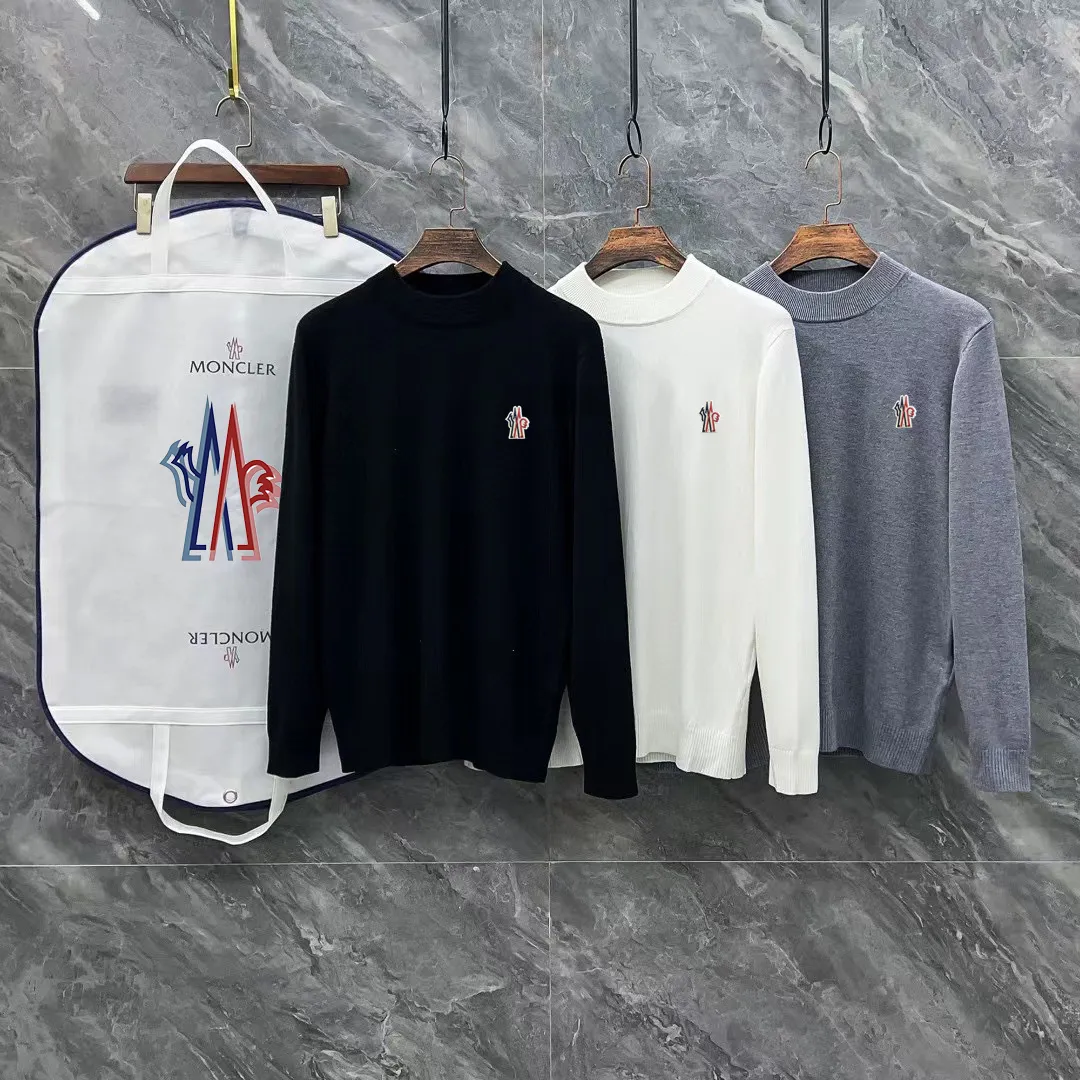 P210 Moncler, complete with 3 marks for the muzzle, logo embroidered half-turtleneck sweater, fine wool blended sweater, high-end customized collection for men and women, affiliated to the brand's high-end main line, patented top-grade yarn blending, using innovation to interpret conventional styles. The configuration of the fabric is subversive. The details are remarkable. The most anticipated sweater in autumn and winter. Full of high-end sense. Outflowed from the brand's designated Zhejiang processing factory. Very cost-effective. Meri wool yarn is of excellent quality. It feels super soft, delicate, soft, non-pilling and does not deform. It is available at all major counters at the same time. It is a must-have product every year. The product seems simple, the process is extremely complicated, and the upper body is not picky. The upper body is extremely skin-friendly and comfortable. It can be worn close to the body with an outer jacket or as an outer layer. Color: Black White Gray Size: M L XL 2XL 3XL