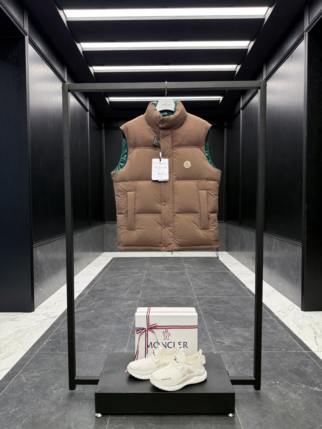 Moncler Verone (variable styles) men's reversible short down jacket. Reversible jacket/reversible vest/one piece of clothing for four styles. P1320