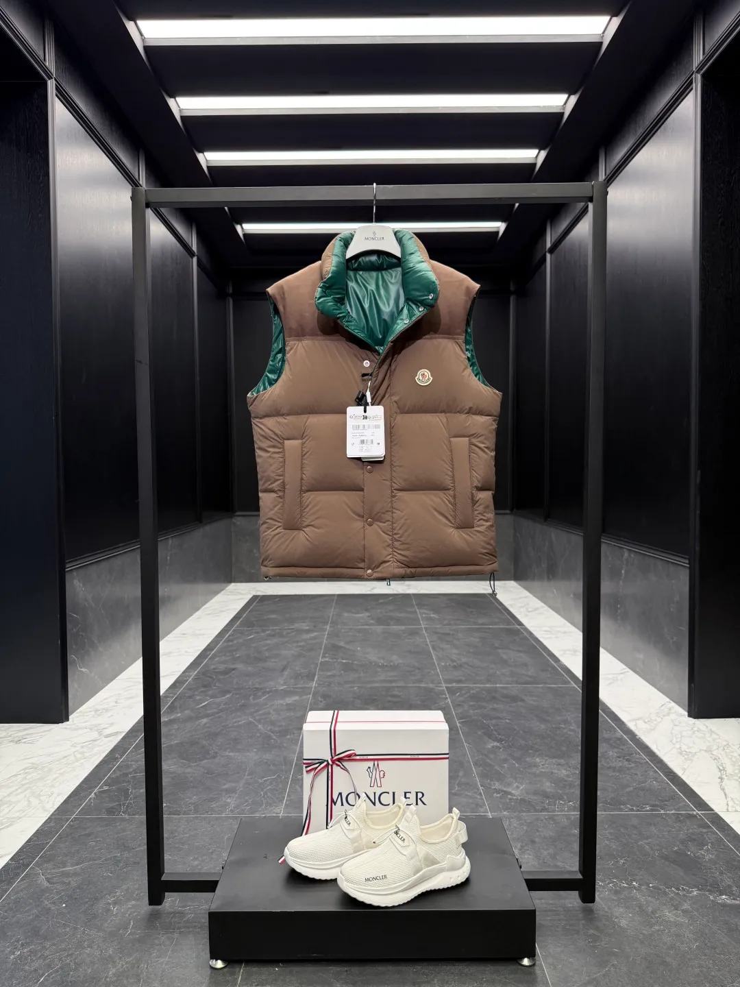 Moncler Verone (variable styles) men's reversible short down jacket. Reversible jacket/reversible vest/one piece of clothing for four styles. P1320