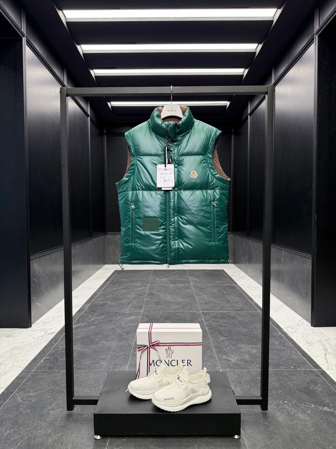 Moncler Verone (variable styles) men's reversible short down jacket. Reversible jacket/reversible vest/one piece of clothing for four styles. P1320