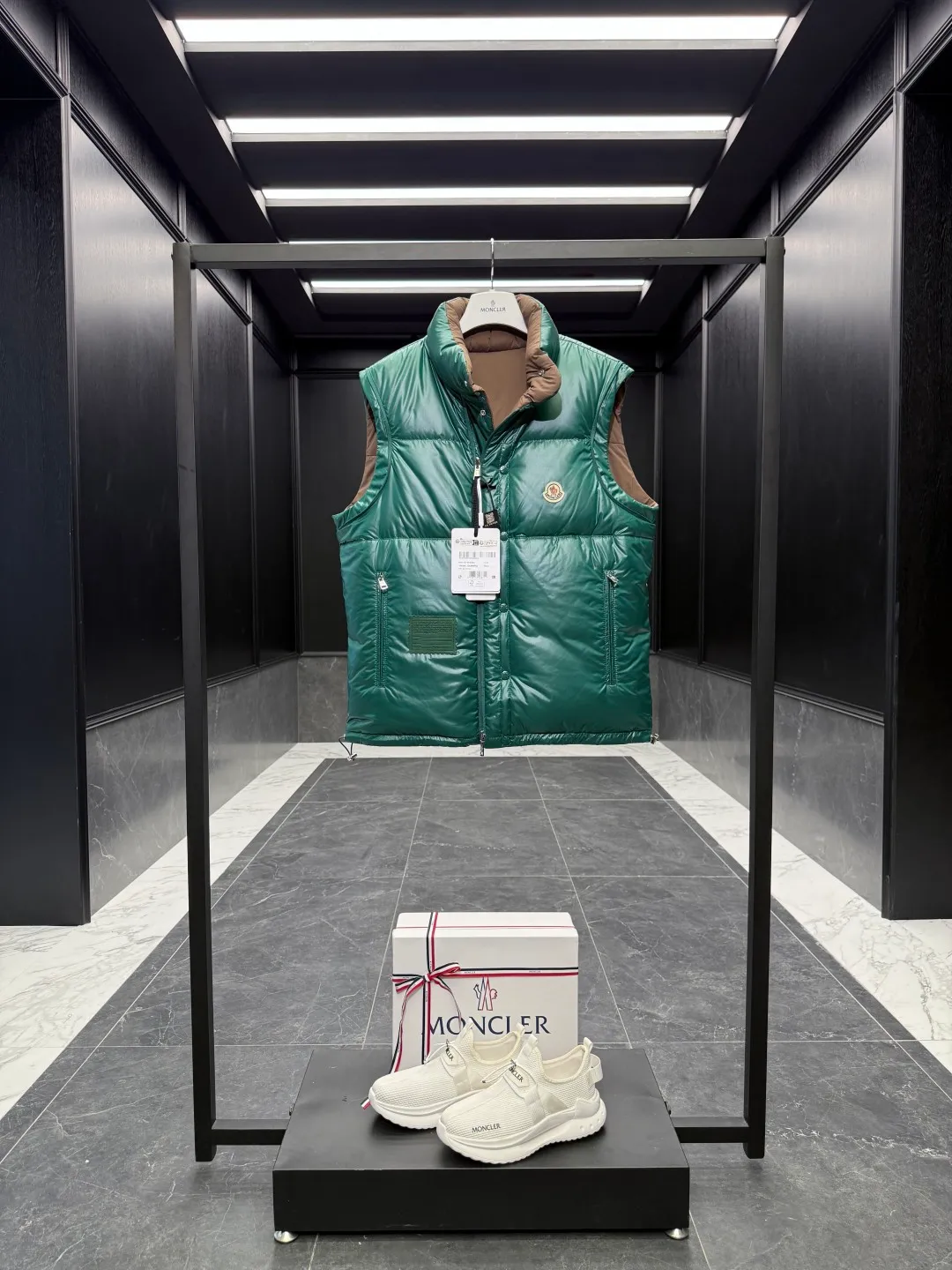Moncler Verone (variable styles) men's reversible short down jacket. Reversible jacket/reversible vest/one piece of clothing for four styles. P1320
