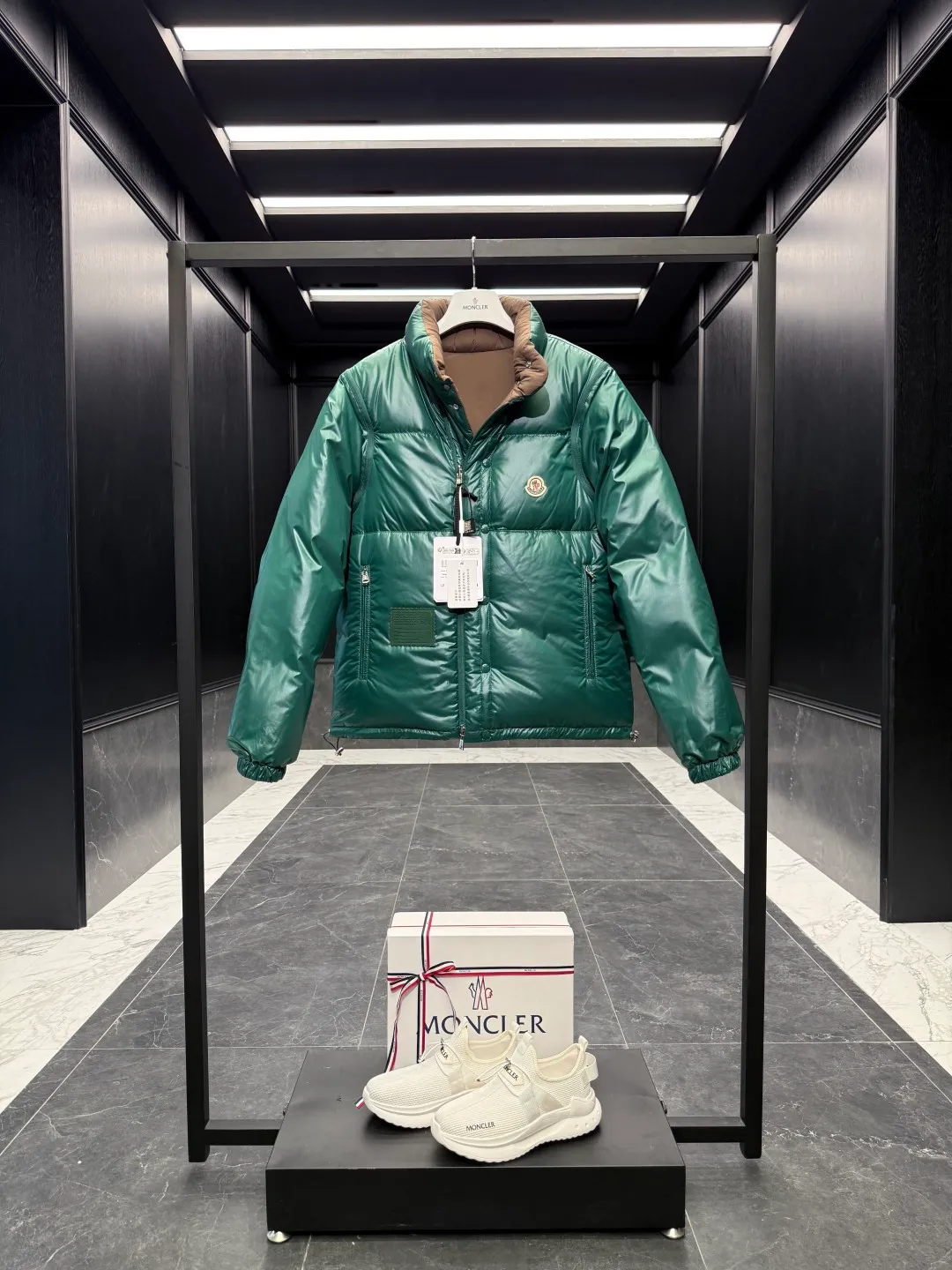 Moncler Verone (variable styles) men's reversible short down jacket. Reversible jacket/reversible vest/one piece of clothing for four styles. P1320