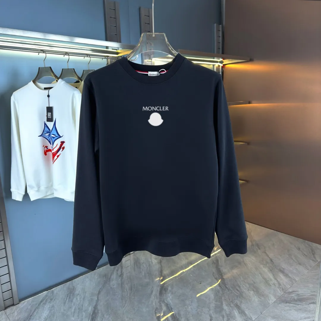 P210 high version sweatshirt) 📦With exclusive packaging📦 [Long-term ready stock] Upgraded version "Mobile phone smart sensor ~ NFC chip armband ~ Directly to the official website for anti-counterfeiting" 〖 𝐌𝐎𝐍𝐂𝐋𝐄𝐑 ~ Mouth covering〗 2025 new high quality, using 450 grams of heavyweight fabric Different from the market currency, you can mix and match everything at will and you will be handsome😎The whole clothes is made of double waistcoats. The double waistcoats make the whole dress more three-dimensional. It is not an ordinary factory that can do such fine work. 2025 autumn and winter new style, on sale at the counter, exquisite printed round neck terry sweatshirt. High-end double-ply cotton. Customized stretch ribs are dyed in the same vat. Three standards are complete. It is matched with digital printing patterns and is very breathable. Same style for men and women. Color: black, white, apricot. Size: S M L XL 2XL