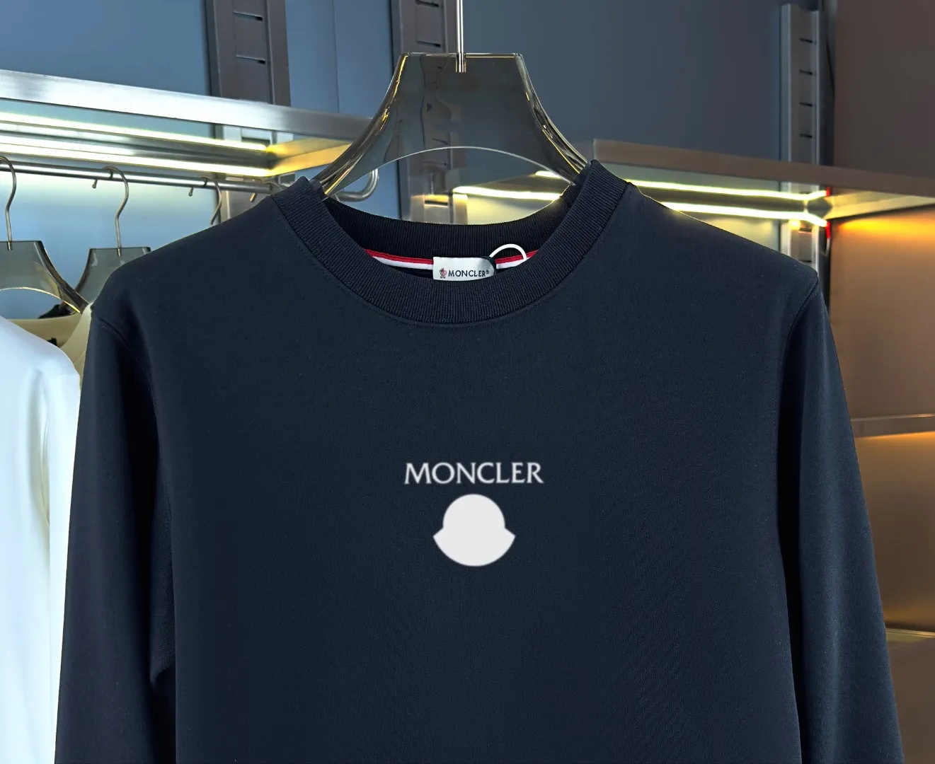 P210 high version sweatshirt) 📦With exclusive packaging📦 [Long-term ready stock] Upgraded version "Mobile phone smart sensor ~ NFC chip armband ~ Directly to the official website for anti-counterfeiting" 〖 𝐌𝐎𝐍𝐂𝐋𝐄𝐑 ~ Mouth covering〗 2025 new high quality, using 450 grams of heavyweight fabric Different from the market currency, you can mix and match everything at will and you will be handsome😎The whole clothes is made of double waistcoats. The double waistcoats make the whole dress more three-dimensional. It is not an ordinary factory that can do such fine work. 2025 autumn and winter new style, on sale at the counter, exquisite printed round neck terry sweatshirt. High-end double-ply cotton. Customized stretch ribs are dyed in the same vat. Three standards are complete. It is matched with digital printing patterns and is very breathable. Same style for men and women. Color: black, white, apricot. Size: S M L XL 2XL