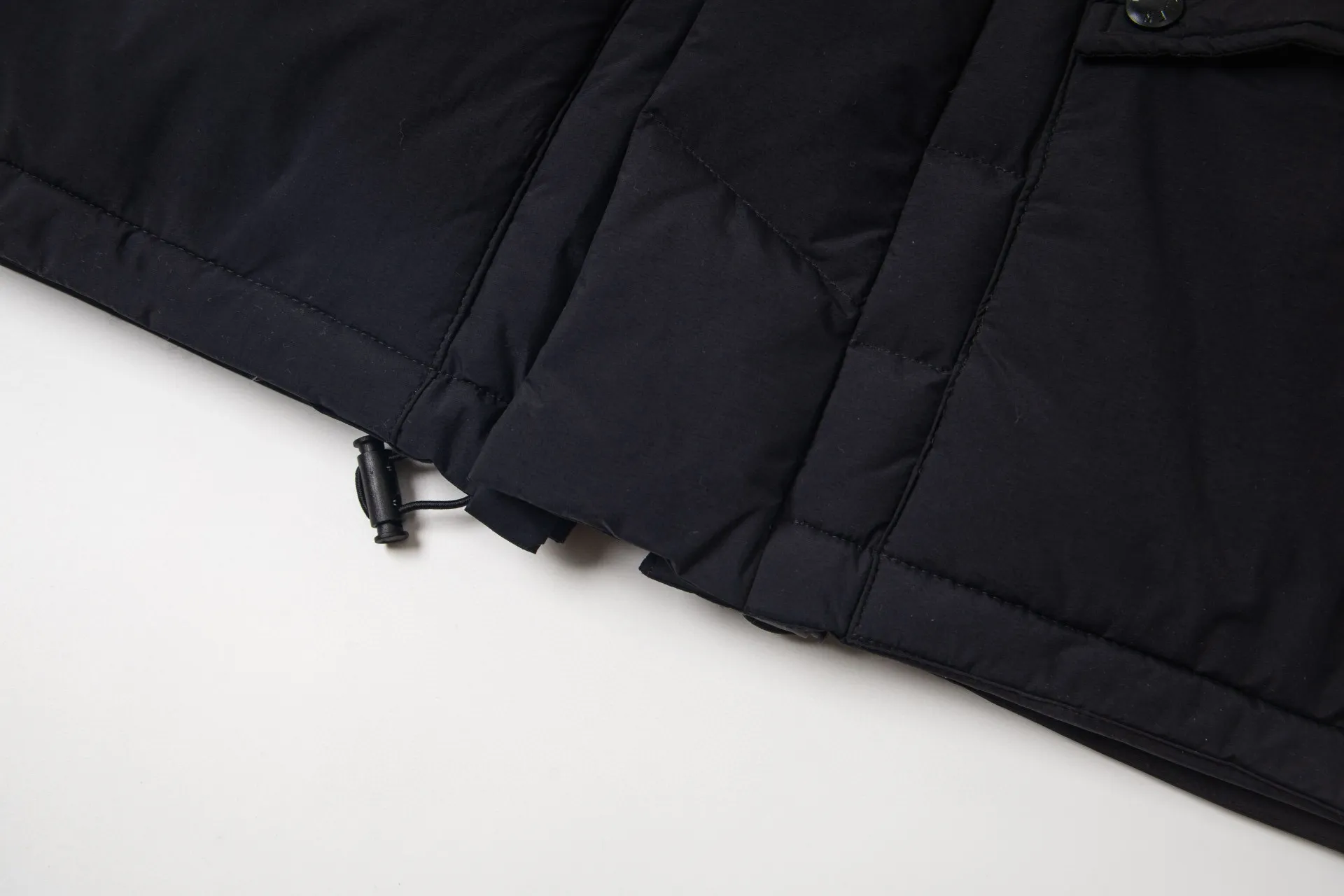 P1010 Style No.: G120 Moncler Mouth Mouth Autumn and Winter New Style Hooded Down Jacket with Classic Leather Logo on the Chest 1️⃣ Made of top-grade 90 down, super soft and full of feathers, super heavy-duty fabrics with excellent workmanship! 2️⃣Original custom-made hardware accessories are all imported and original, absolutely high quality, a full set of customized accessories, complete with three standards, same style for men and women, a must-have for couples! 2️⃣It is very youthful and energetic, and can be easily worn by both men and women. It is very in line with the fashion aesthetic concepts of today's young people! Color: black, white Size: S, M, L, XL