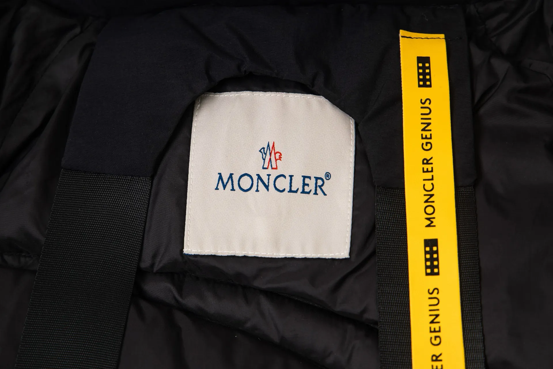 P1010 Style No.: G120 Moncler Mouth Mouth Autumn and Winter New Style Hooded Down Jacket with Classic Leather Logo on the Chest 1️⃣ Made of top-grade 90 down, super soft and full of feathers, super heavy-duty fabrics with excellent workmanship! 2️⃣Original custom-made hardware accessories are all imported and original, absolutely high quality, a full set of customized accessories, complete with three standards, same style for men and women, a must-have for couples! 2️⃣It is very youthful and energetic, and can be easily worn by both men and women. It is very in line with the fashion aesthetic concepts of today's young people! Color: black, white Size: S, M, L, XL