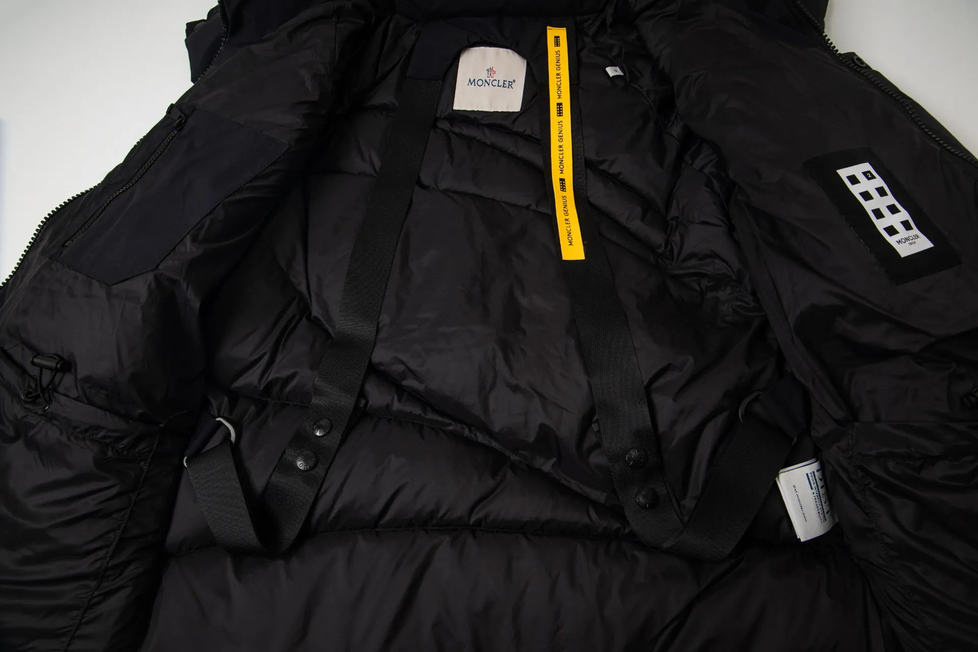 P1010 Style No.: G120 Moncler Mouth Mouth Autumn and Winter New Style Hooded Down Jacket with Classic Leather Logo on the Chest 1️⃣ Made of top-grade 90 down, super soft and full of feathers, super heavy-duty fabrics with excellent workmanship! 2️⃣Original custom-made hardware accessories are all imported and original, absolutely high quality, a full set of customized accessories, complete with three standards, same style for men and women, a must-have for couples! 2️⃣It is very youthful and energetic, and can be easily worn by both men and women. It is very in line with the fashion aesthetic concepts of today's young people! Color: black, white Size: S, M, L, XL