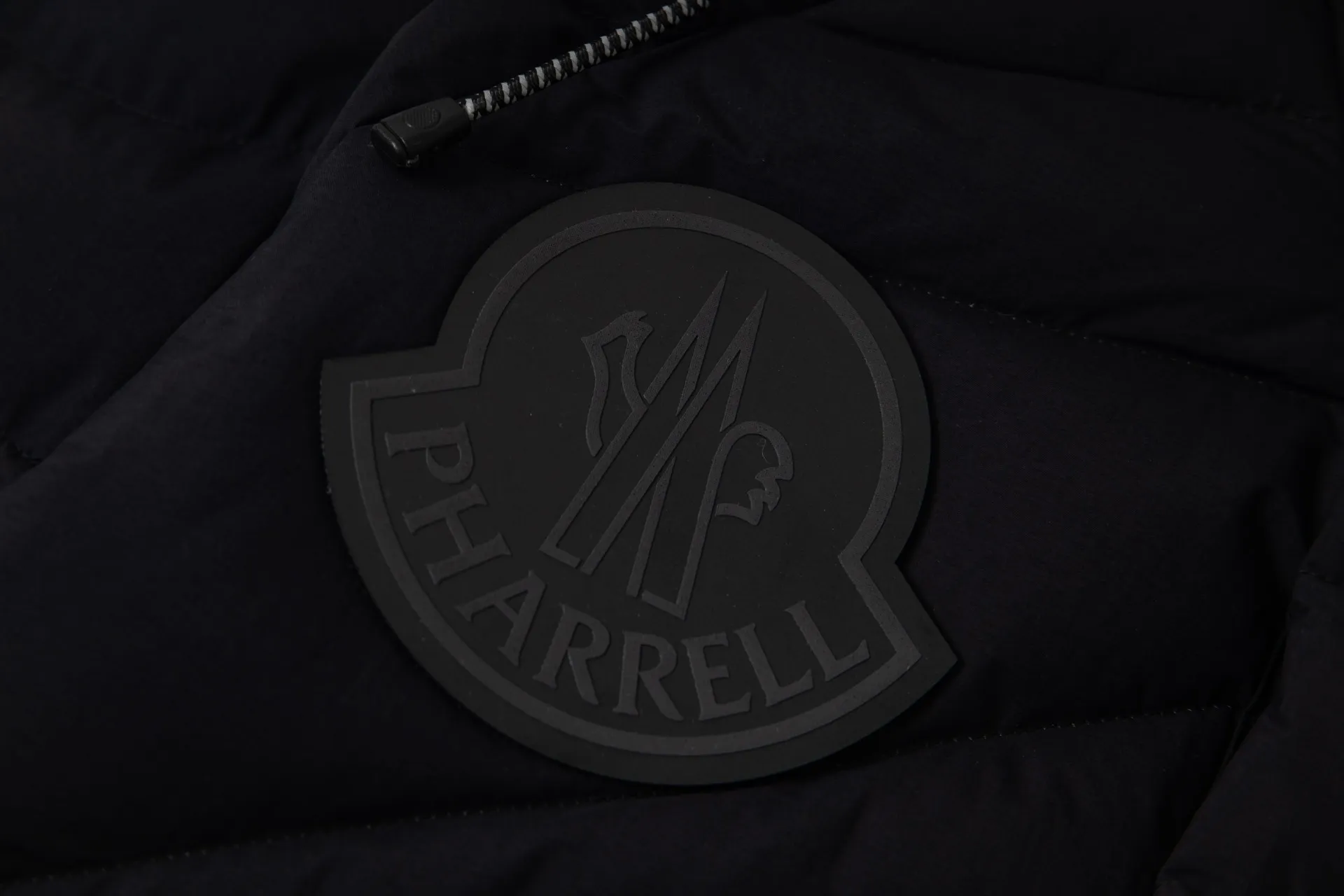 P1010 Style No.: G120 Moncler Mouth Mouth Autumn and Winter New Style Hooded Down Jacket with Classic Leather Logo on the Chest 1️⃣ Made of top-grade 90 down, super soft and full of feathers, super heavy-duty fabrics with excellent workmanship! 2️⃣Original custom-made hardware accessories are all imported and original, absolutely high quality, a full set of customized accessories, complete with three standards, same style for men and women, a must-have for couples! 2️⃣It is very youthful and energetic, and can be easily worn by both men and women. It is very in line with the fashion aesthetic concepts of today's young people! Color: black, white Size: S, M, L, XL