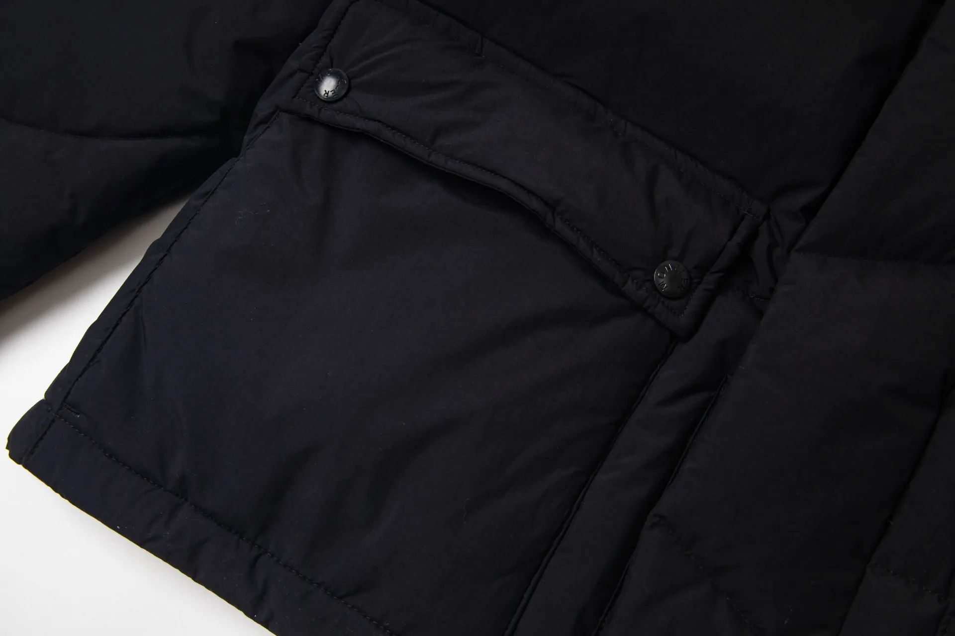 P1010 Style No.: G120 Moncler Mouth Mouth Autumn and Winter New Style Hooded Down Jacket with Classic Leather Logo on the Chest 1️⃣ Made of top-grade 90 down, super soft and full of feathers, super heavy-duty fabrics with excellent workmanship! 2️⃣Original custom-made hardware accessories are all imported and original, absolutely high quality, a full set of customized accessories, complete with three standards, same style for men and women, a must-have for couples! 2️⃣It is very youthful and energetic, and can be easily worn by both men and women. It is very in line with the fashion aesthetic concepts of today's young people! Color: black, white Size: S, M, L, XL