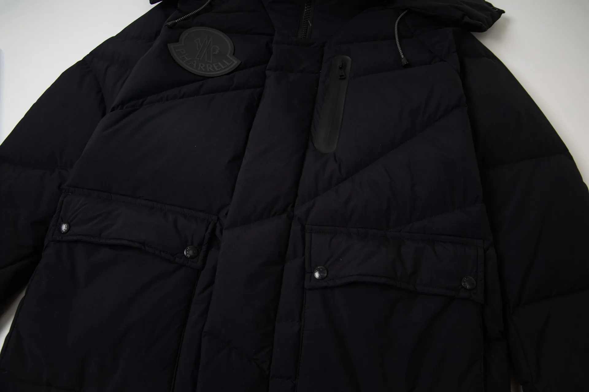 P1010 Style No.: G120 Moncler Mouth Mouth Autumn and Winter New Style Hooded Down Jacket with Classic Leather Logo on the Chest 1️⃣ Made of top-grade 90 down, super soft and full of feathers, super heavy-duty fabrics with excellent workmanship! 2️⃣Original custom-made hardware accessories are all imported and original, absolutely high quality, a full set of customized accessories, complete with three standards, same style for men and women, a must-have for couples! 2️⃣It is very youthful and energetic, and can be easily worn by both men and women. It is very in line with the fashion aesthetic concepts of today's young people! Color: black, white Size: S, M, L, XL